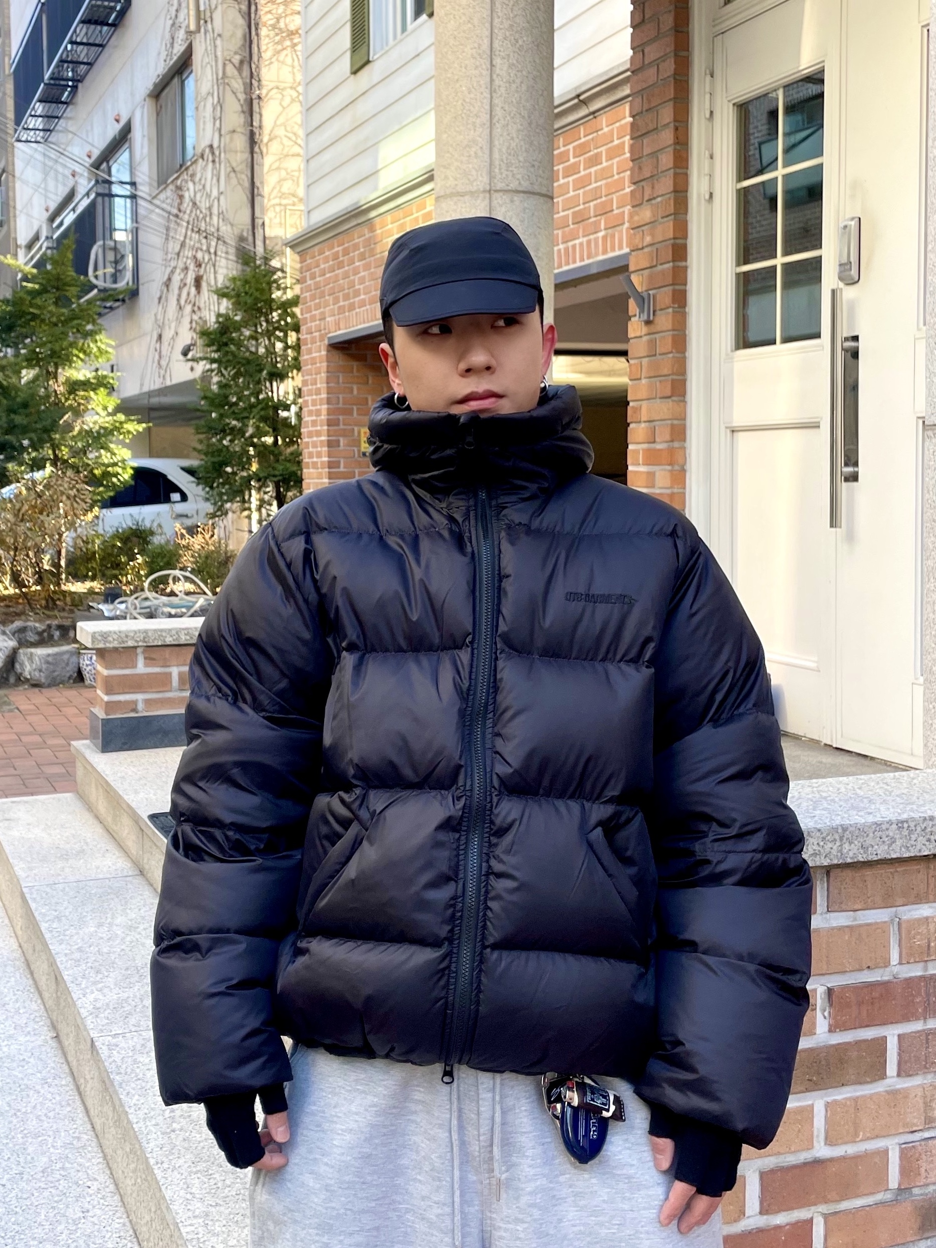 QT8 GARMENTS Duck Down Heavyweight Hoodie Jacket Black 착용 스타일 - 3