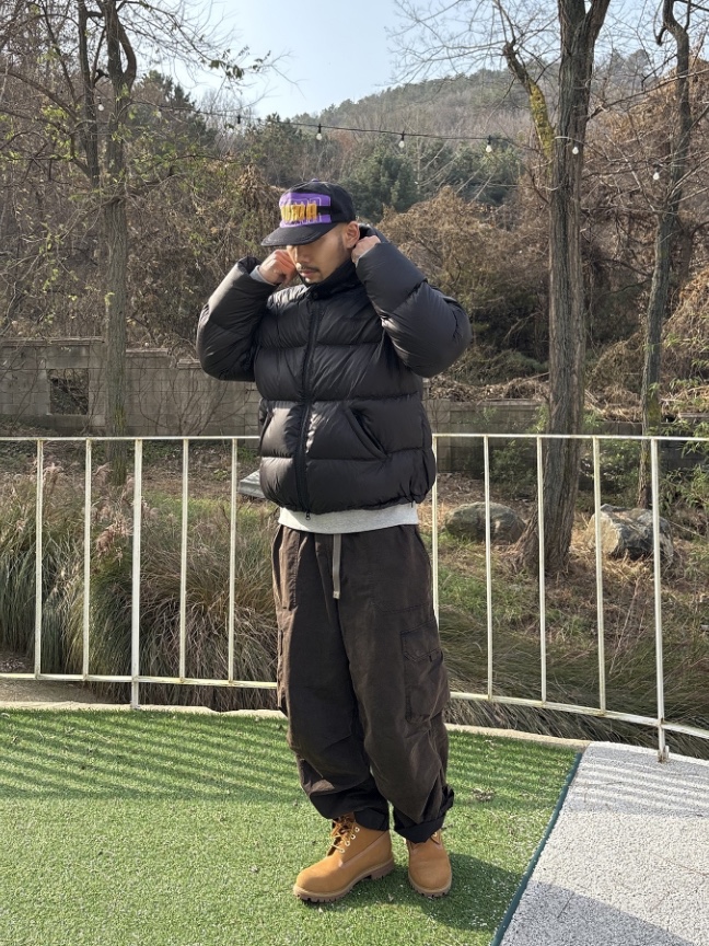 QT8 GARMENTS Duck Down Heavyweight Hoodie Jacket Black 착용 스타일 - 3
