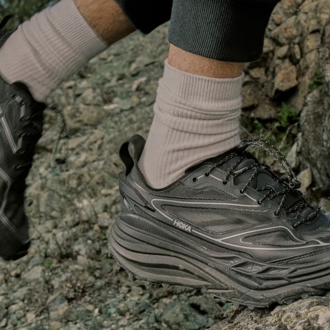 Hoka Stinson One7 Black Silver, Hoka Stinson One7 Pepper Night Sky 착용 스타일 - 3