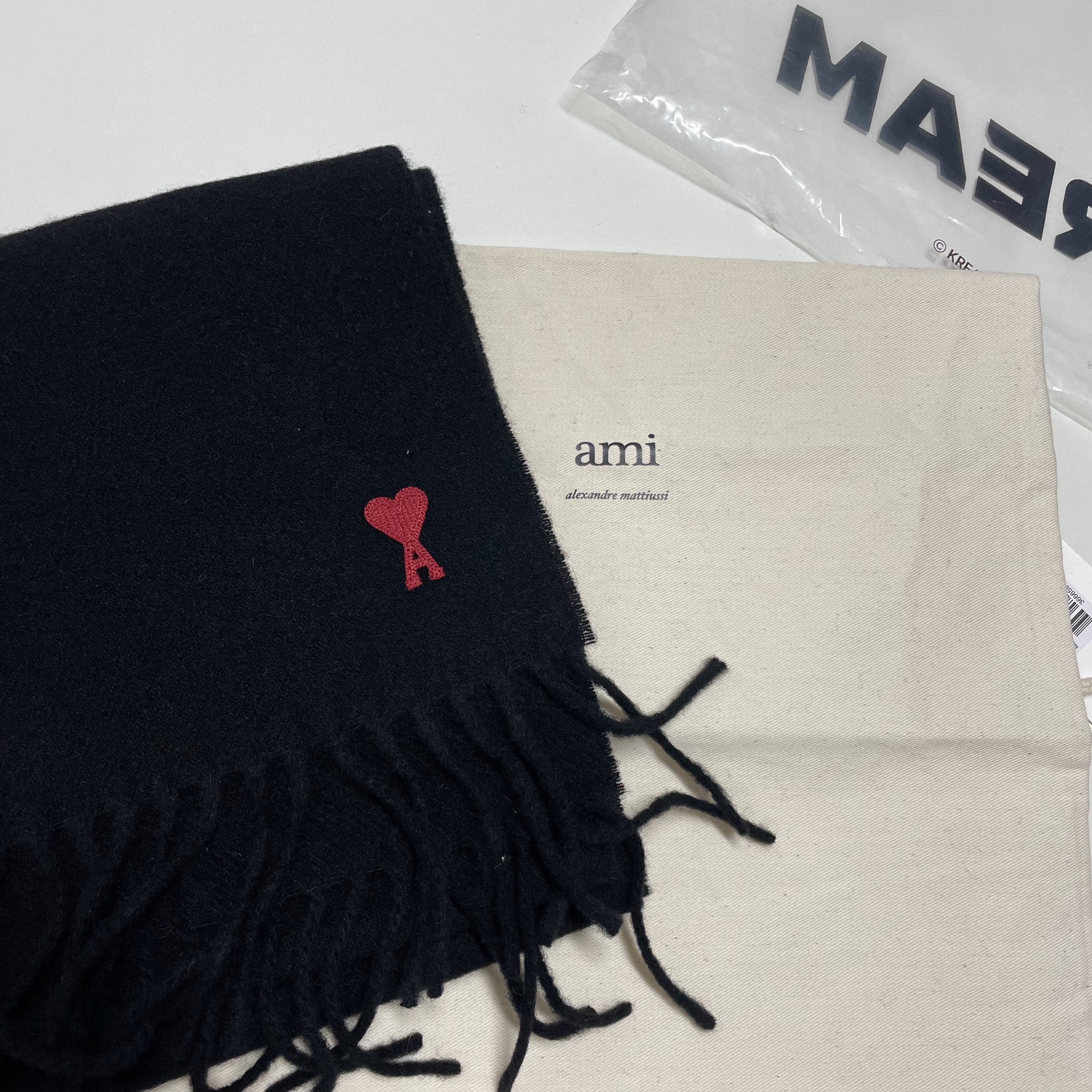 AMI de Coeur Wool Classic Muffler Black 착용 스타일