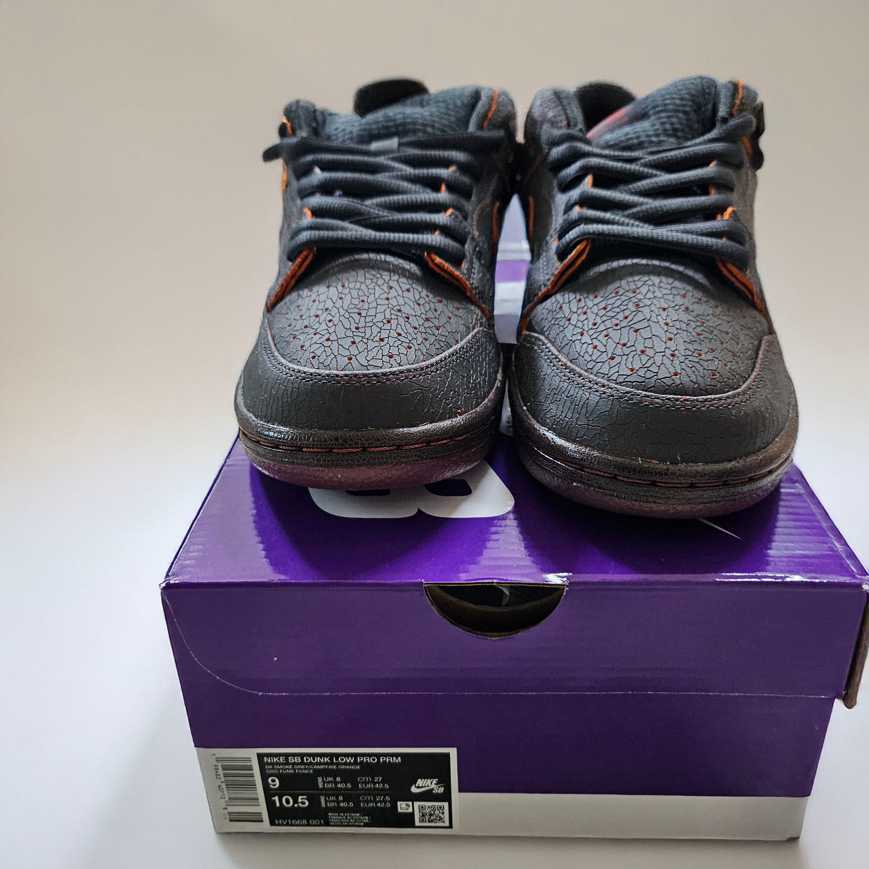 Nike SB Dunk Low Pro Premium Dark Smoke Grey and Black 착용 스타일 - 2