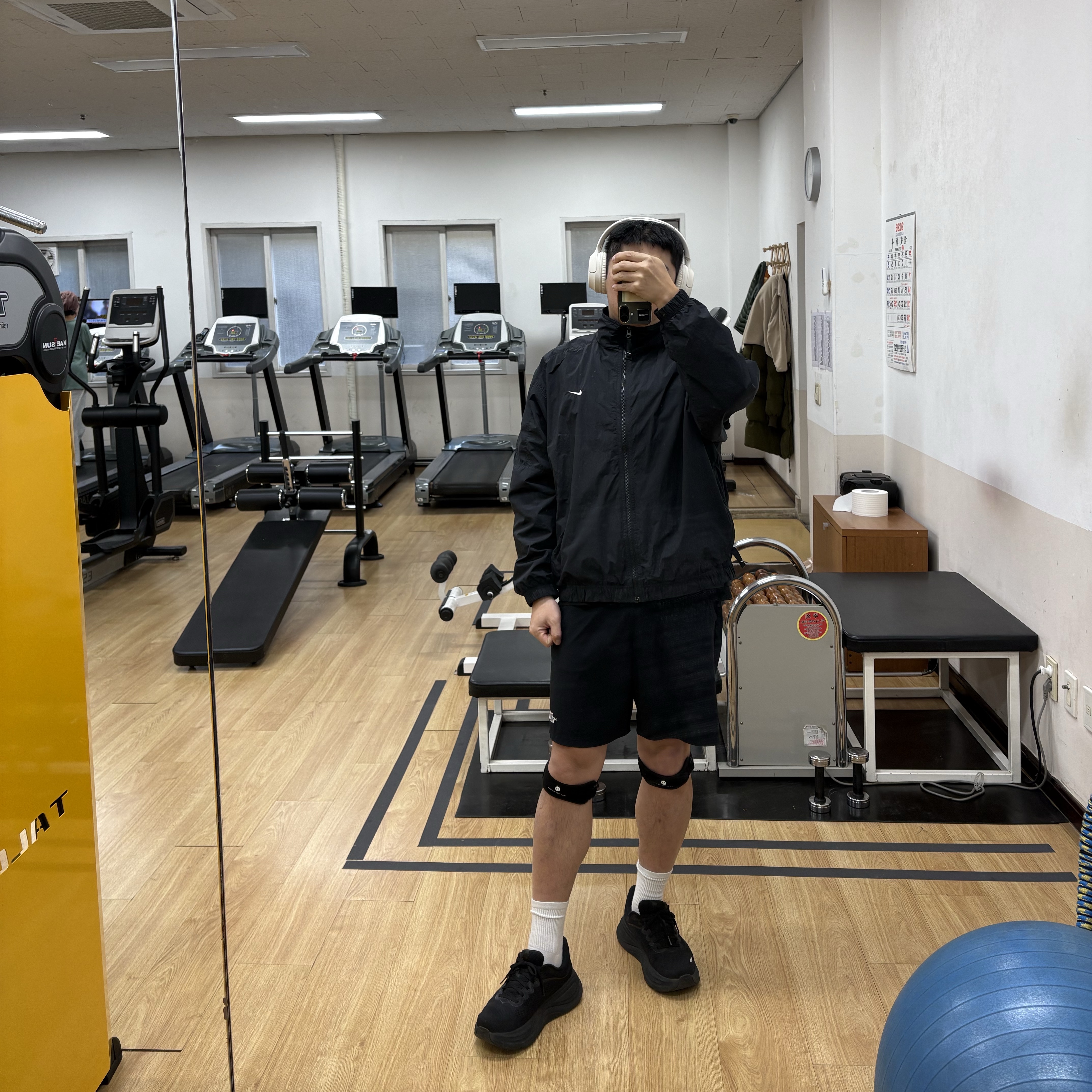 Nike NRG Solo Swoosh Woven Track Jacket Black - Asia, Hoka Bondi 9 Black - Wide 착용 스타일