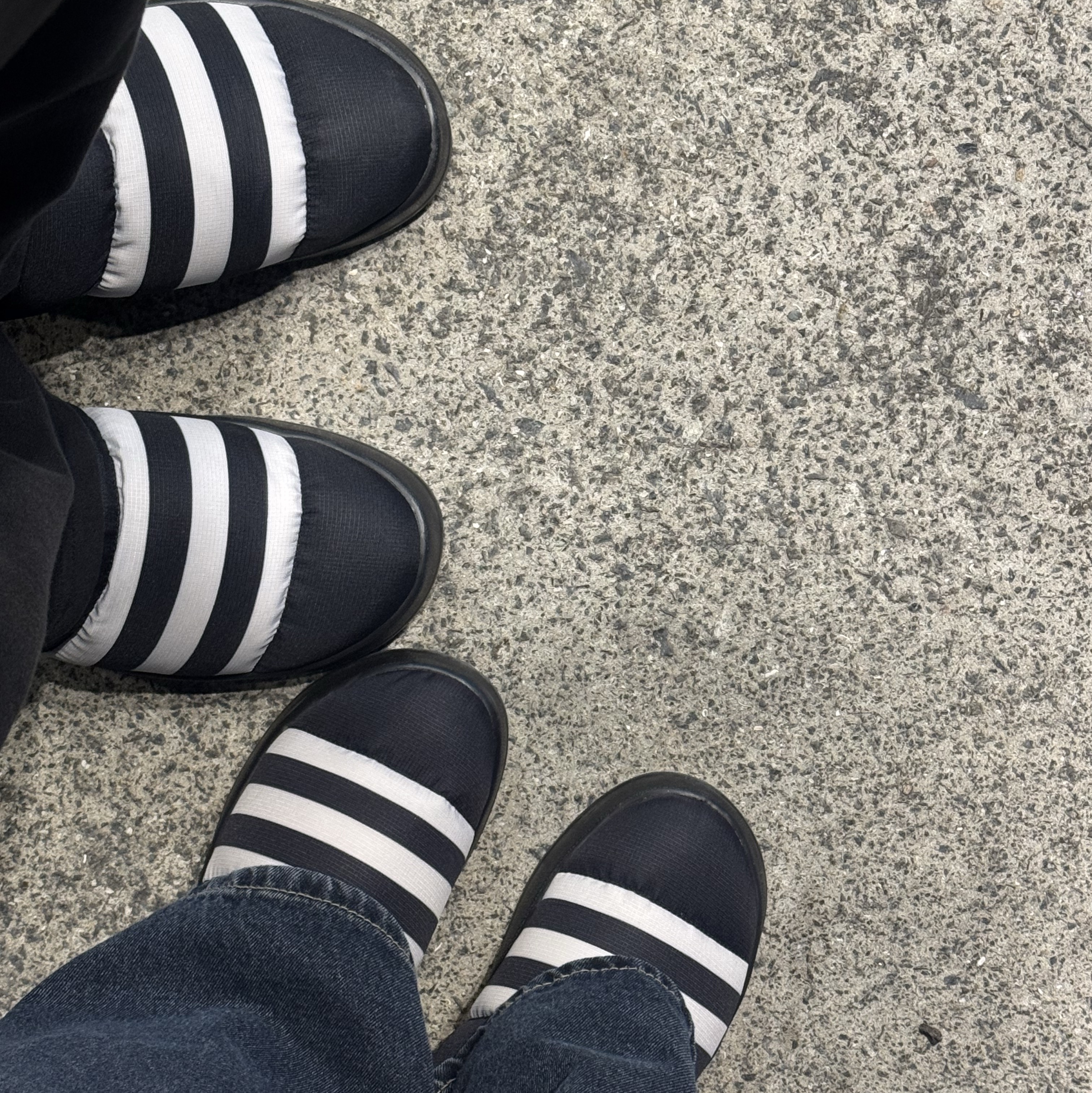 Adidas Puffylette Core Black 착용 스타일