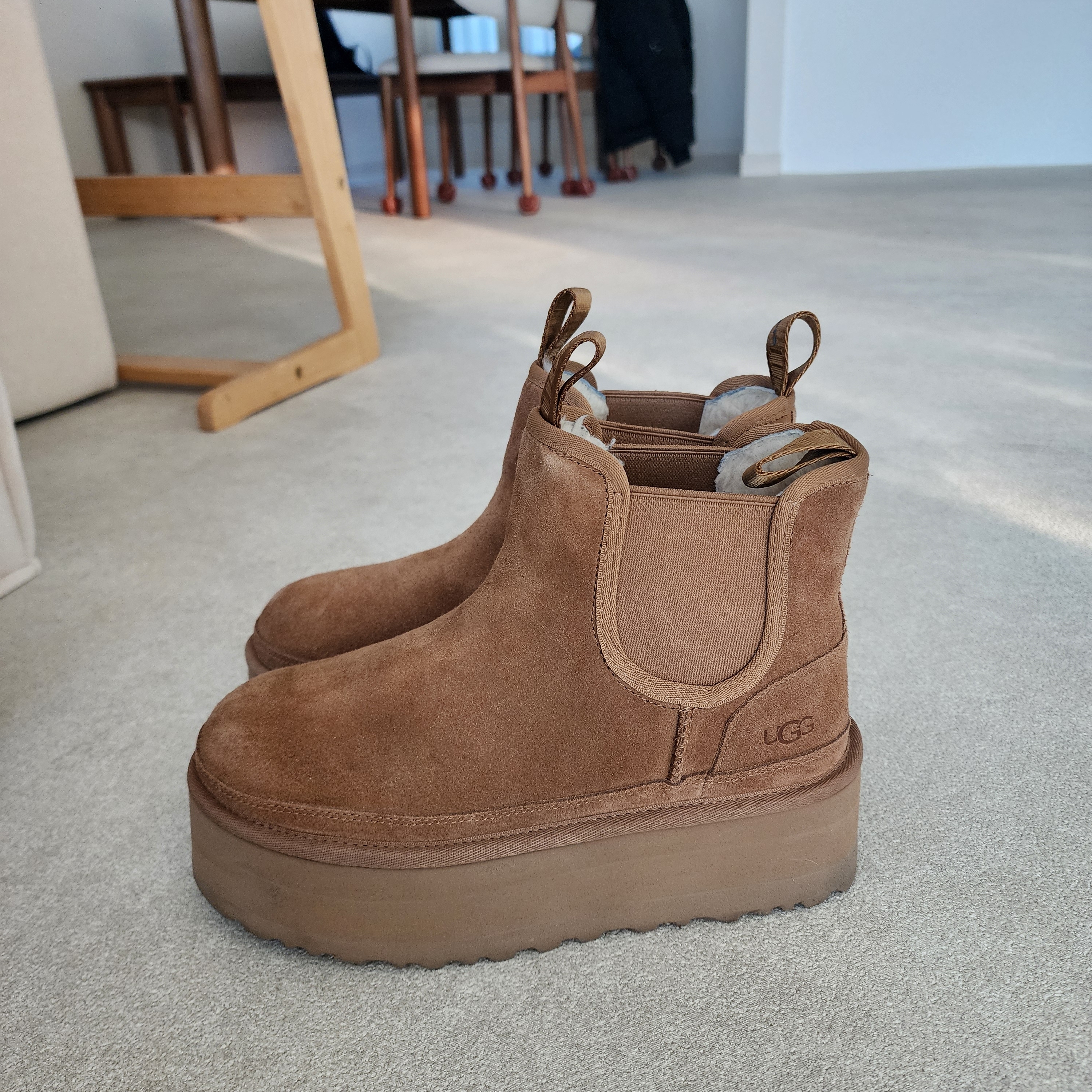 (W) UGG Neumel Platform Chelsea Boots Chestnut 착용 스타일 - 1