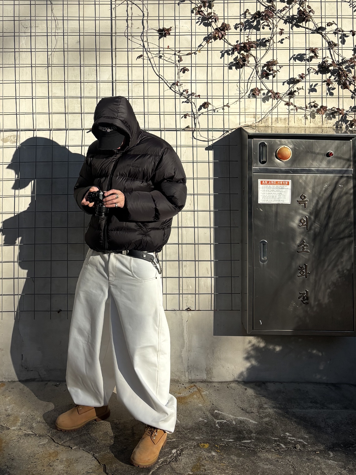 QT8 GARMENTS Duck Down Heavyweight Hoodie Jacket Black 착용 스타일 - 2