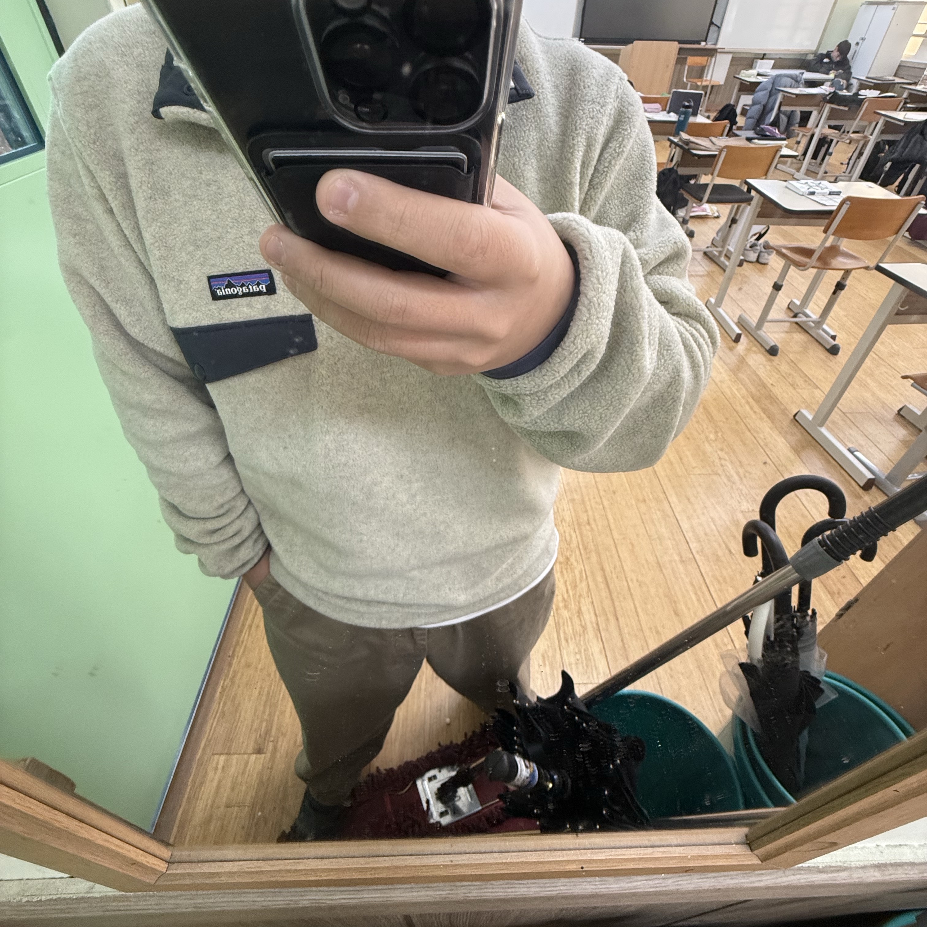 Patagonia Lightweight Synchilla Snap-T Fleece Pullover Oatmeal Heather/Smolder Blue/New Navy 착용 스타일