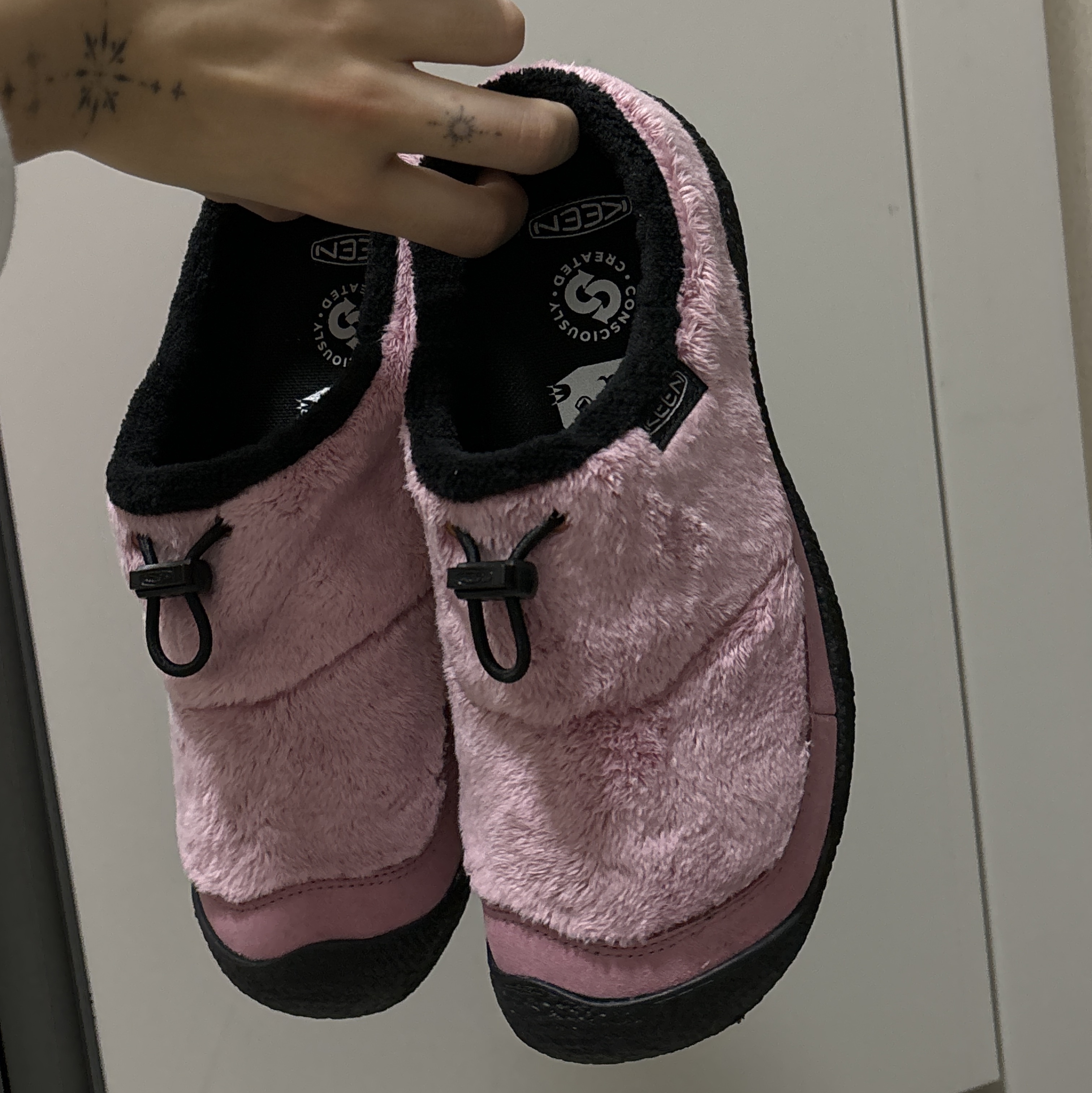 (W) Keen x Artpara Fukagawa Howser III Slide Lilas 착용 스타일 - 2