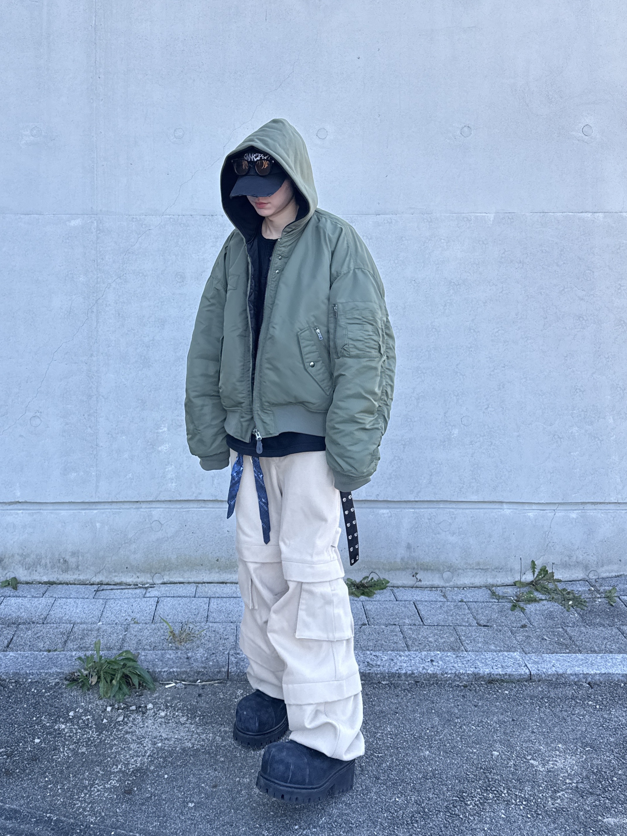 Kamien Titan Baggy Pants Beige, Kamien x MJD Double Hole Belt Black Shearling Calfskin 착용 스타일 - 2