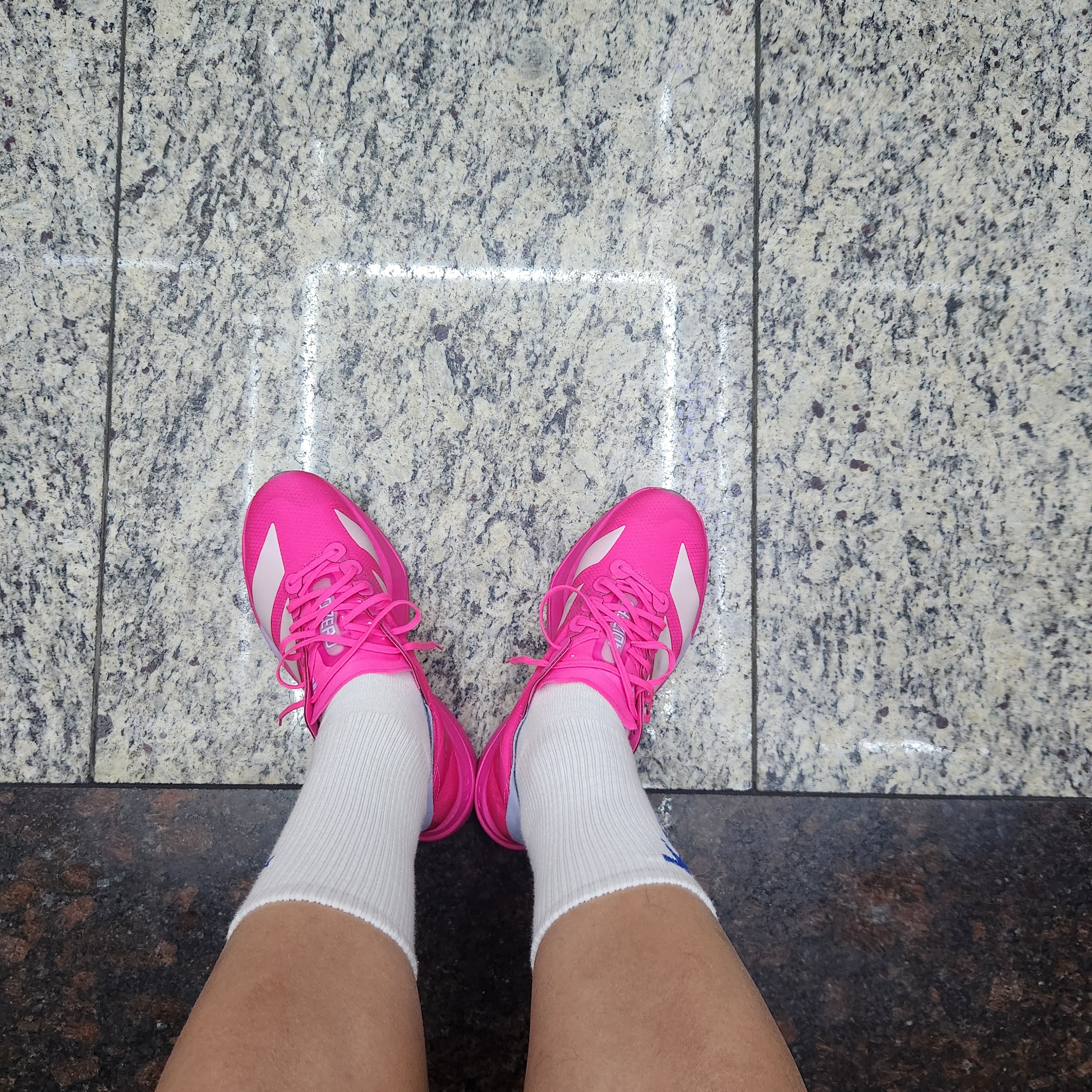 Adidas Adizero Adios Pro 4 Shock Pink Zero Metalic 착용 스타일