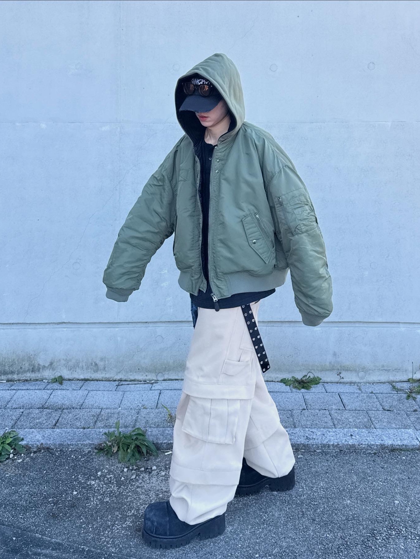 Kamien Titan Baggy Pants Beige, Kamien x MJD Double Hole Belt Black Shearling Calfskin 착용 스타일 - 1