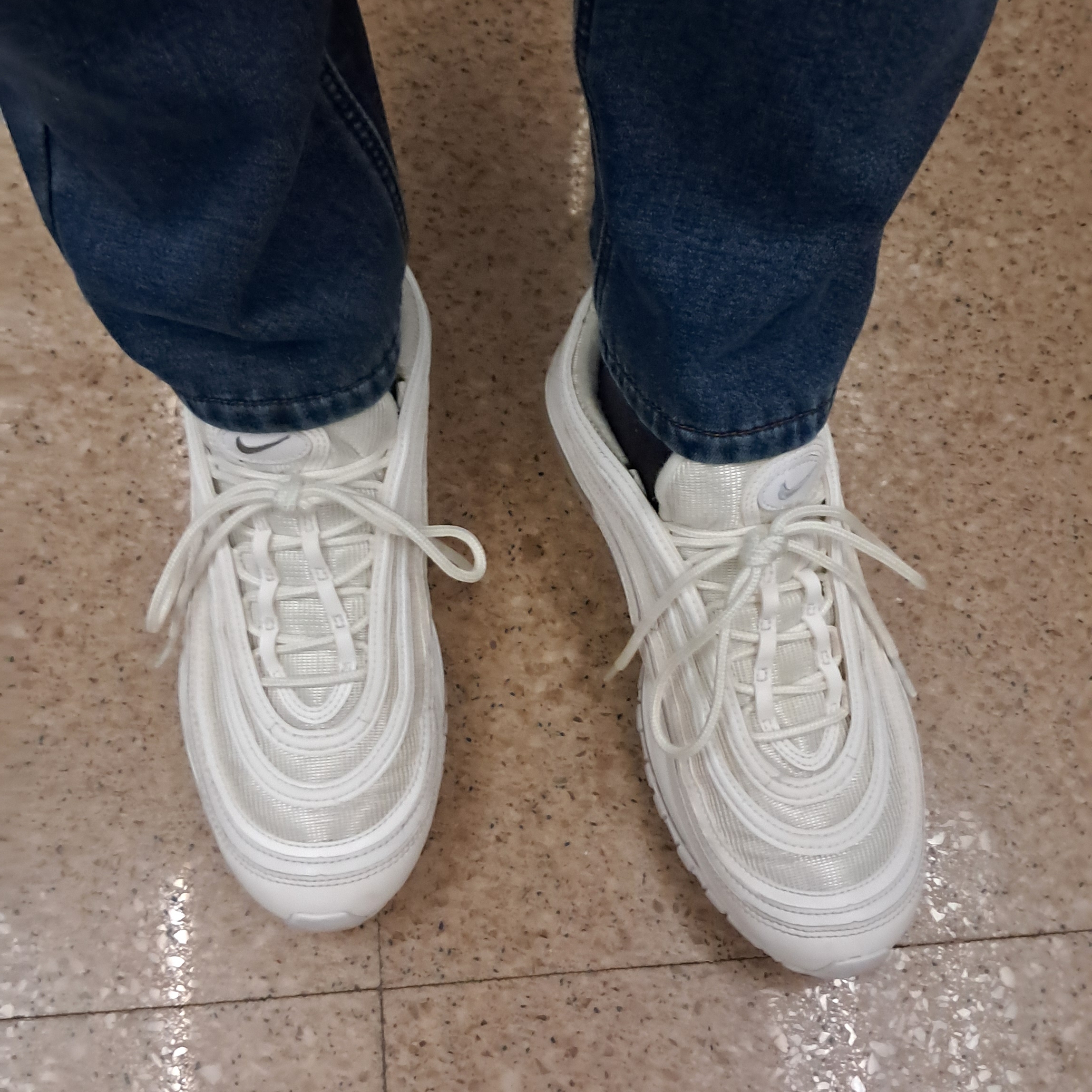 Nike Air Max 97 Triple White Wolf Grey 착용 스타일 - 2