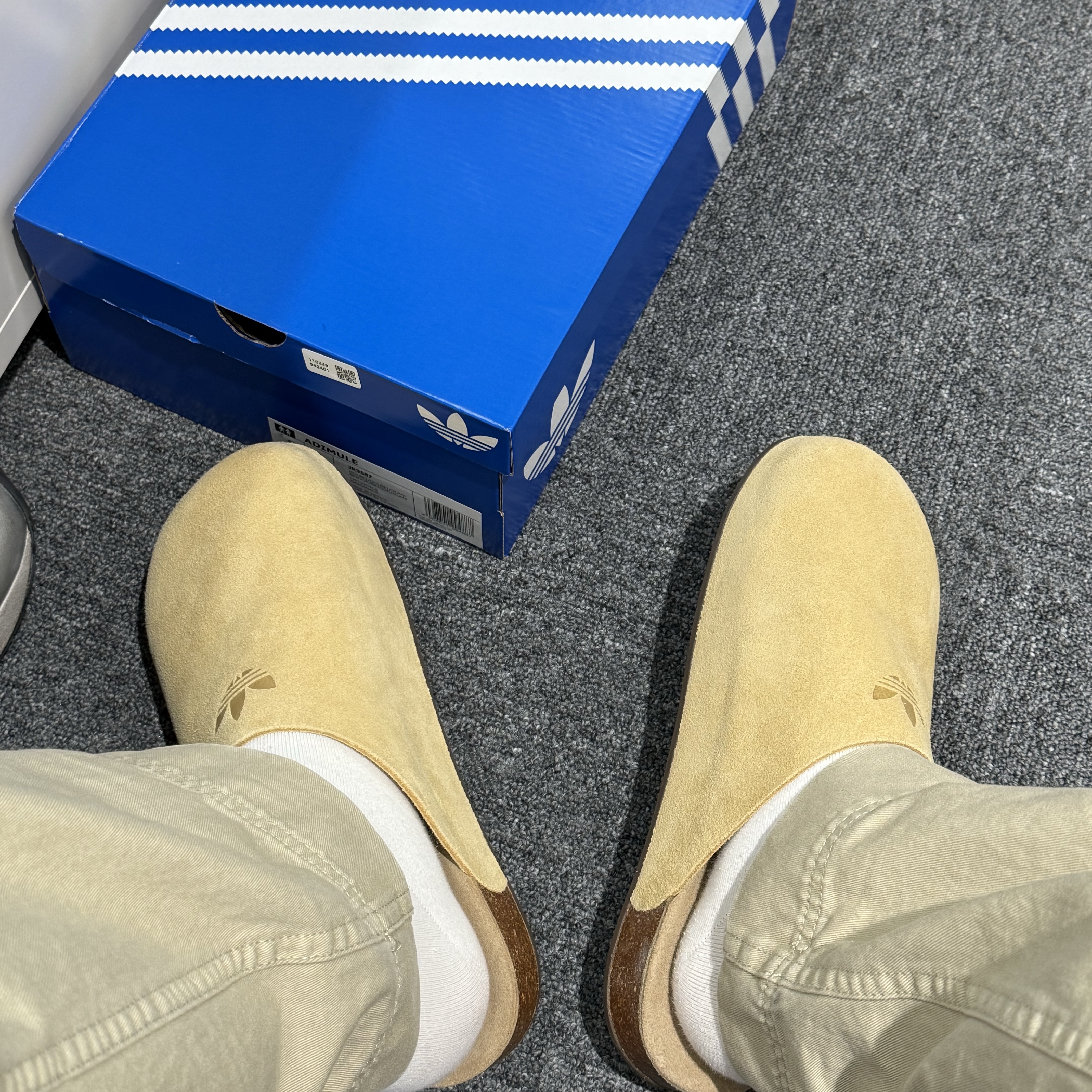 Adidas Adimule Slides Golden Beige Gum 착용 스타일