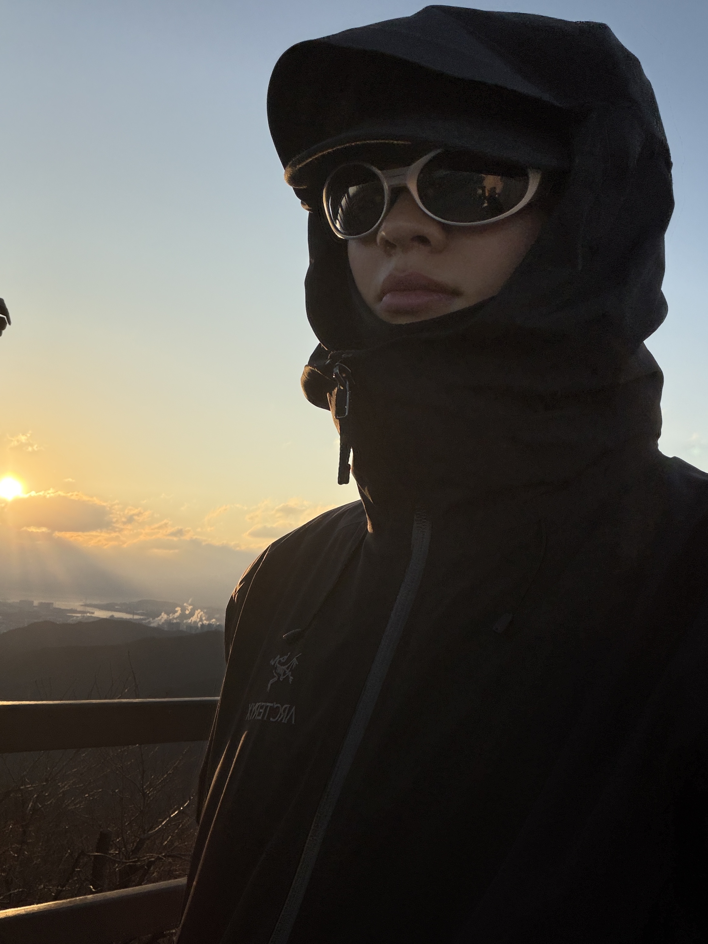 Arc'teryx Beta LT Jacket Black, Oakley Eye Jacket Redux Silver Frame Prizm Black Polarized Lenses High Bridge Fit 착용 스타일