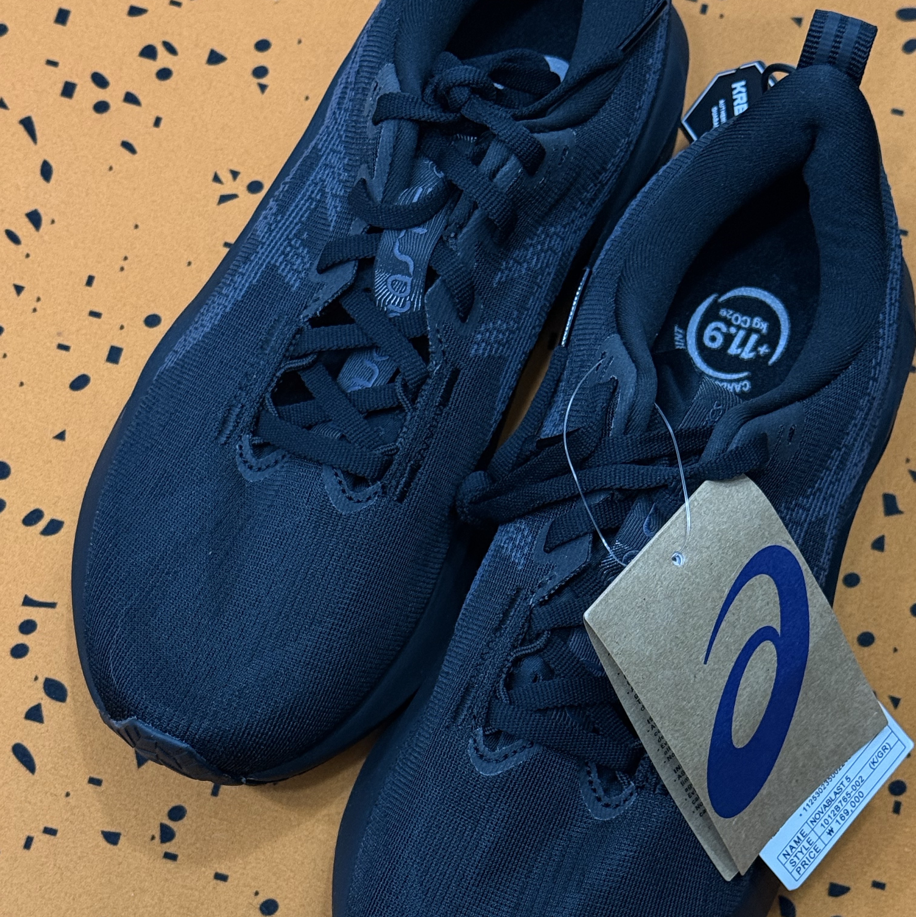 (W) Asics Novablast 5 Black Carrier Grey 착용 스타일