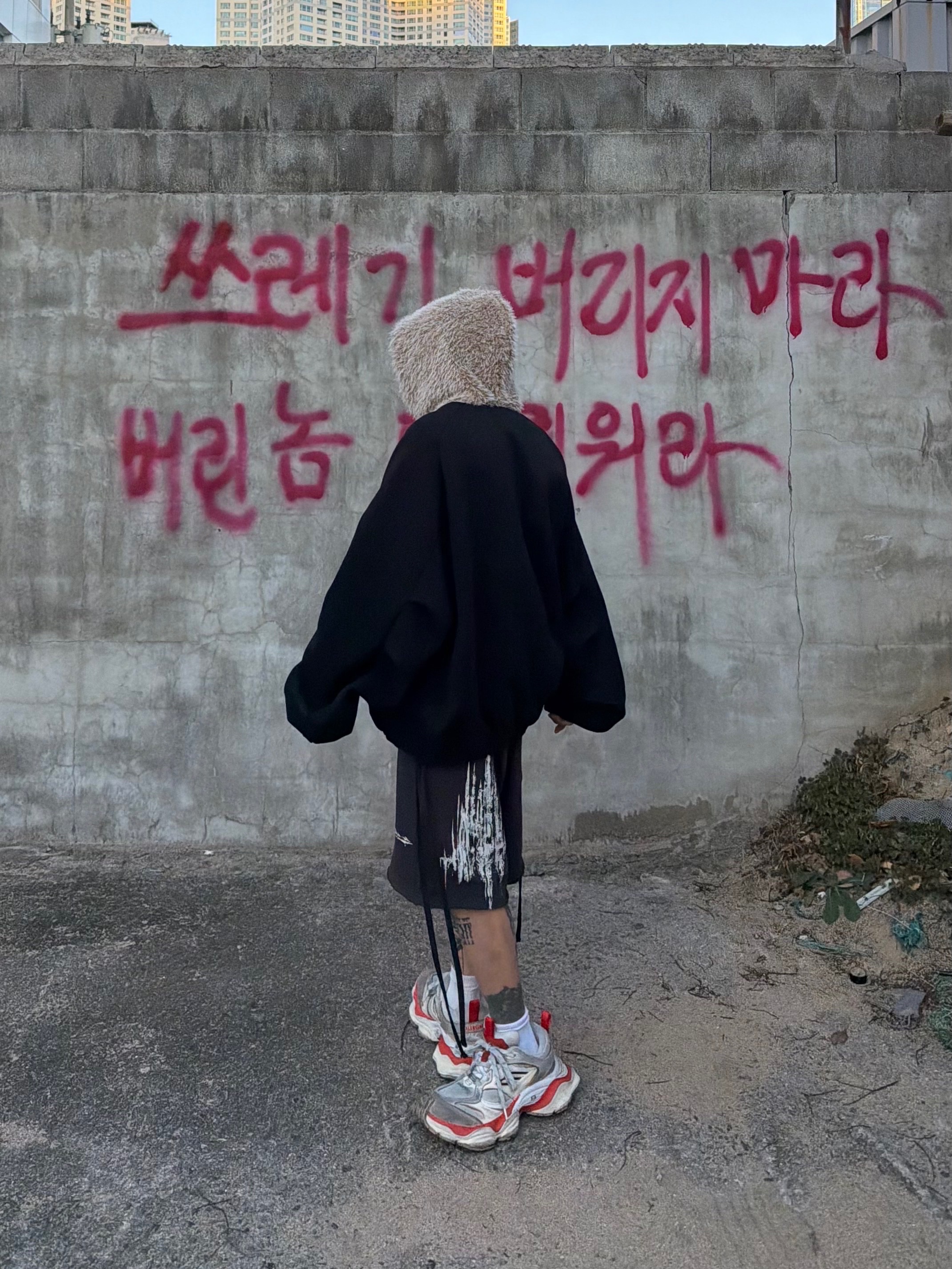 Balenciaga Cargo Sneakers Beige Grey Red 착용 스타일 - 8