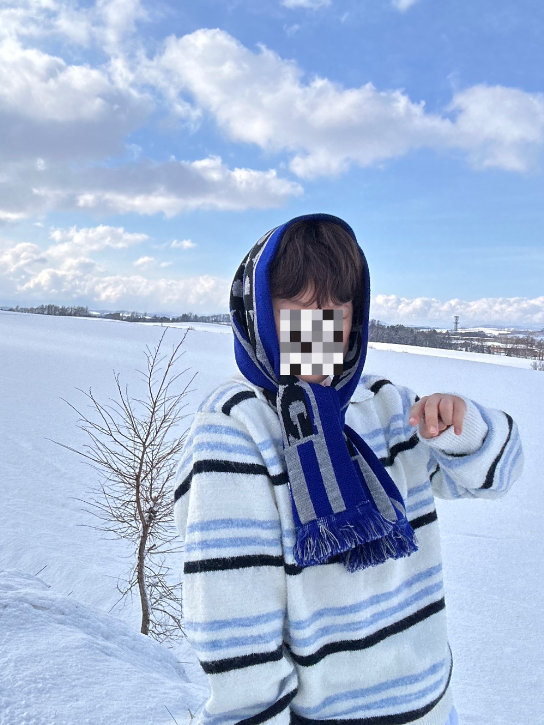 CDG Logo Check Muffler Blue 착용 스타일 - 1