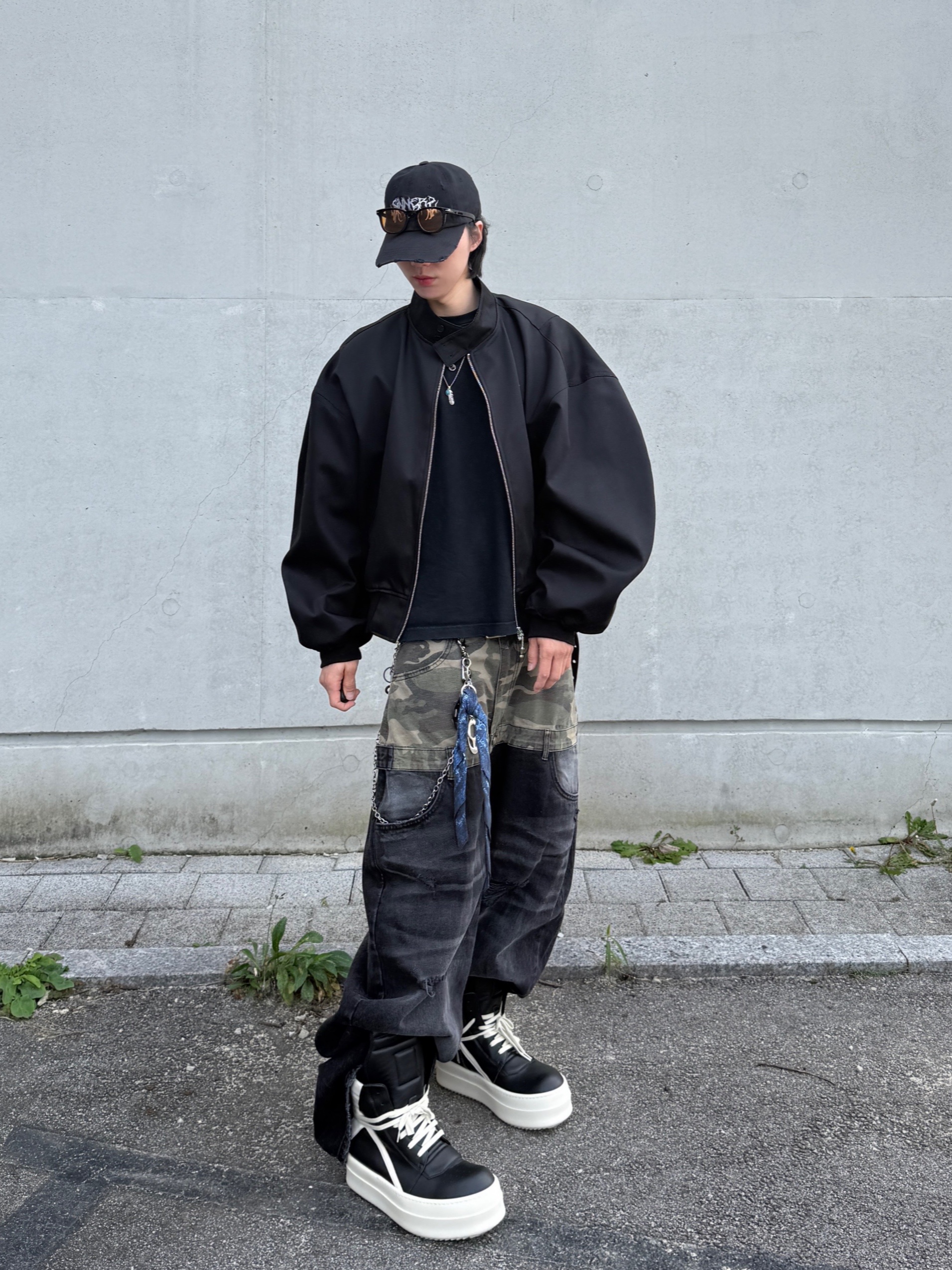 Rick Owens Hollywood Mega Bumper Geobasket in Full Grain Calf Leather Black Milk 착용 스타일 - 2
