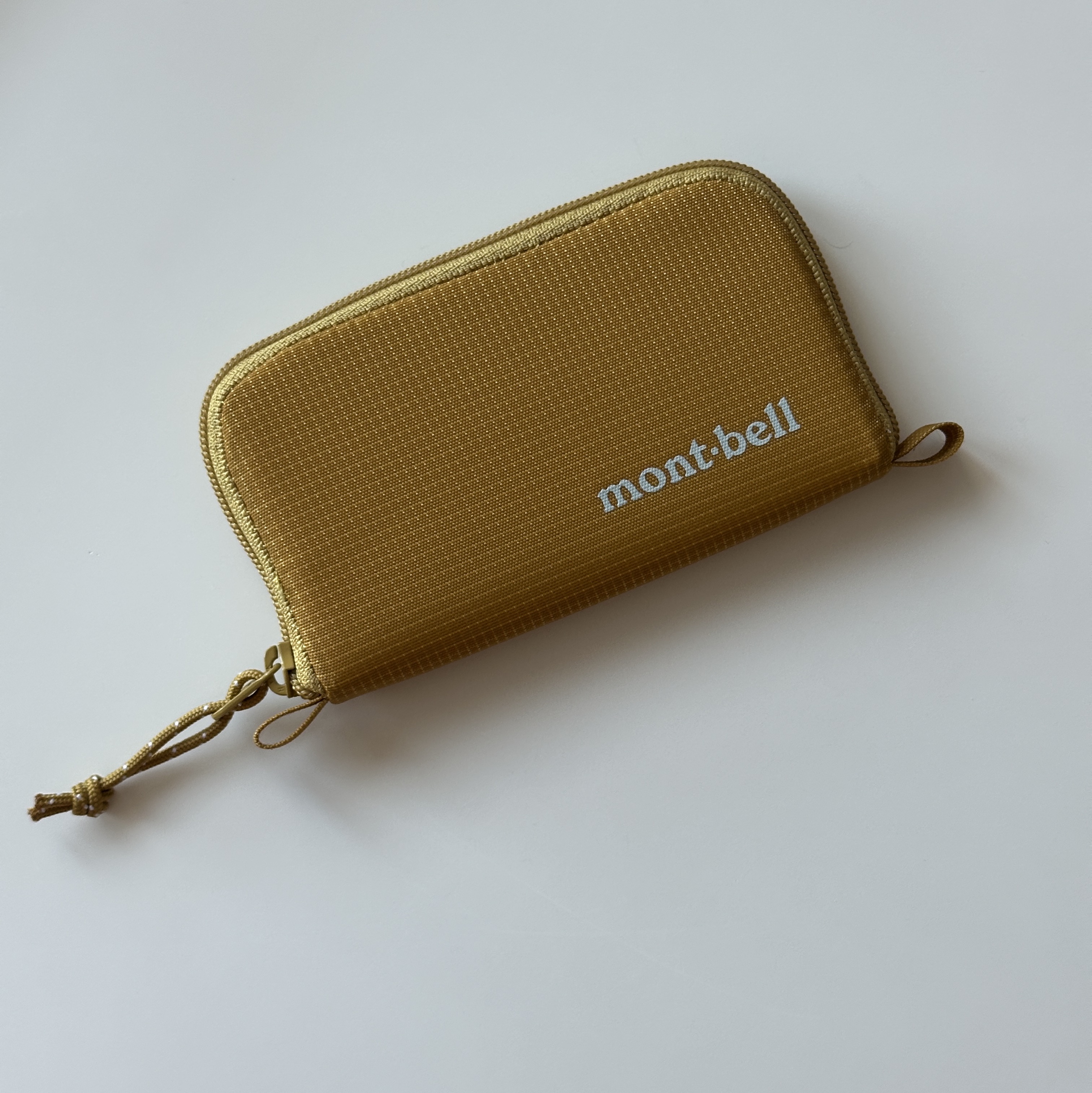 Montbell Mini Zip Wallet Yellow 착용 스타일 - 1