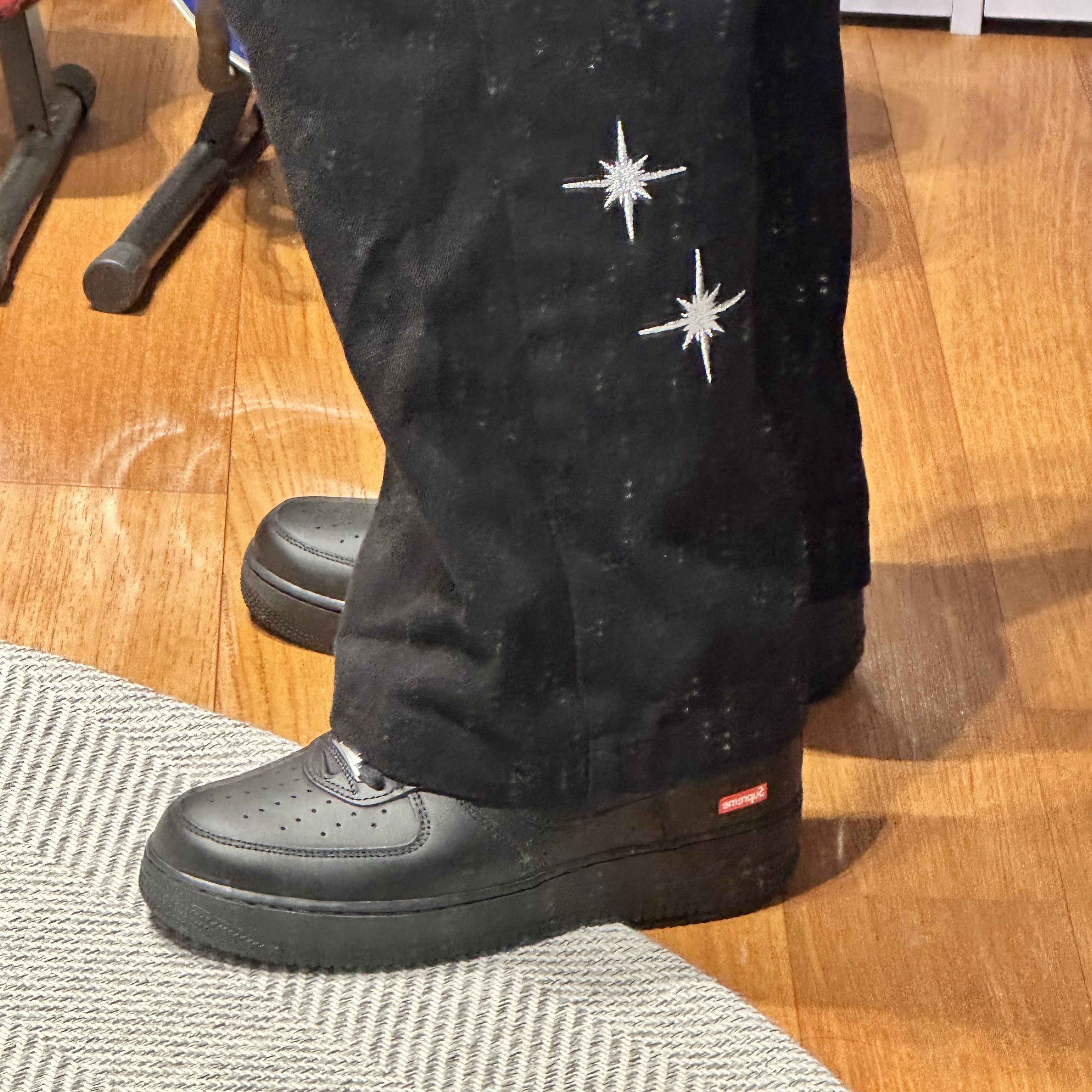 Nike x Supreme Air Force 1 Low Black, Nike x Supreme Air Force 1 Low White 착용 스타일 - 1