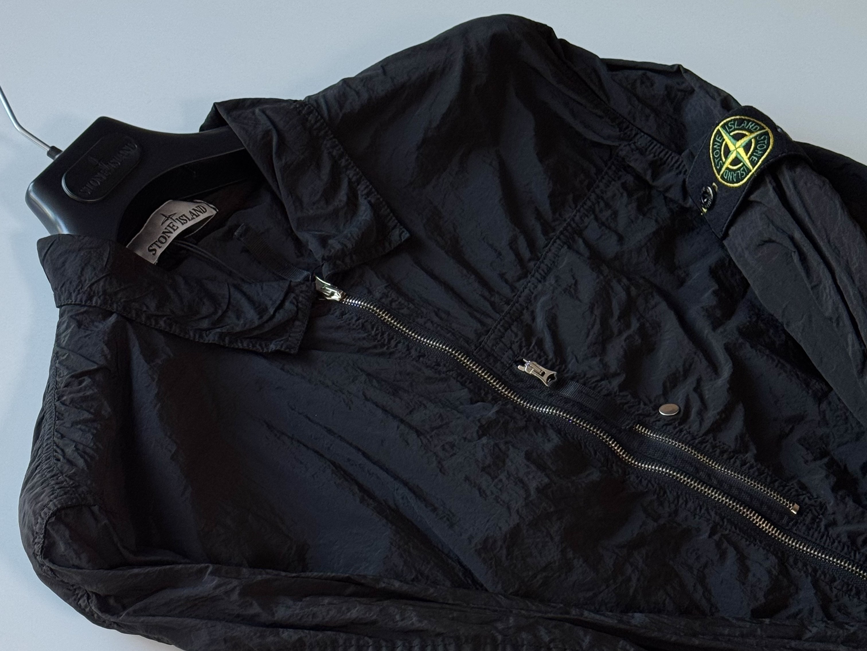 Stone Island 1200005 Nylon Metal in Econyl Overshirt with Pocket and Two-Way Zipper Black - 25SS, Stone Island 1200005 Nylon Metal in Econyl Overshirt with Pocket and Two-Way Zipper Pearl Grey - 25SS 착용 스타일 - 4