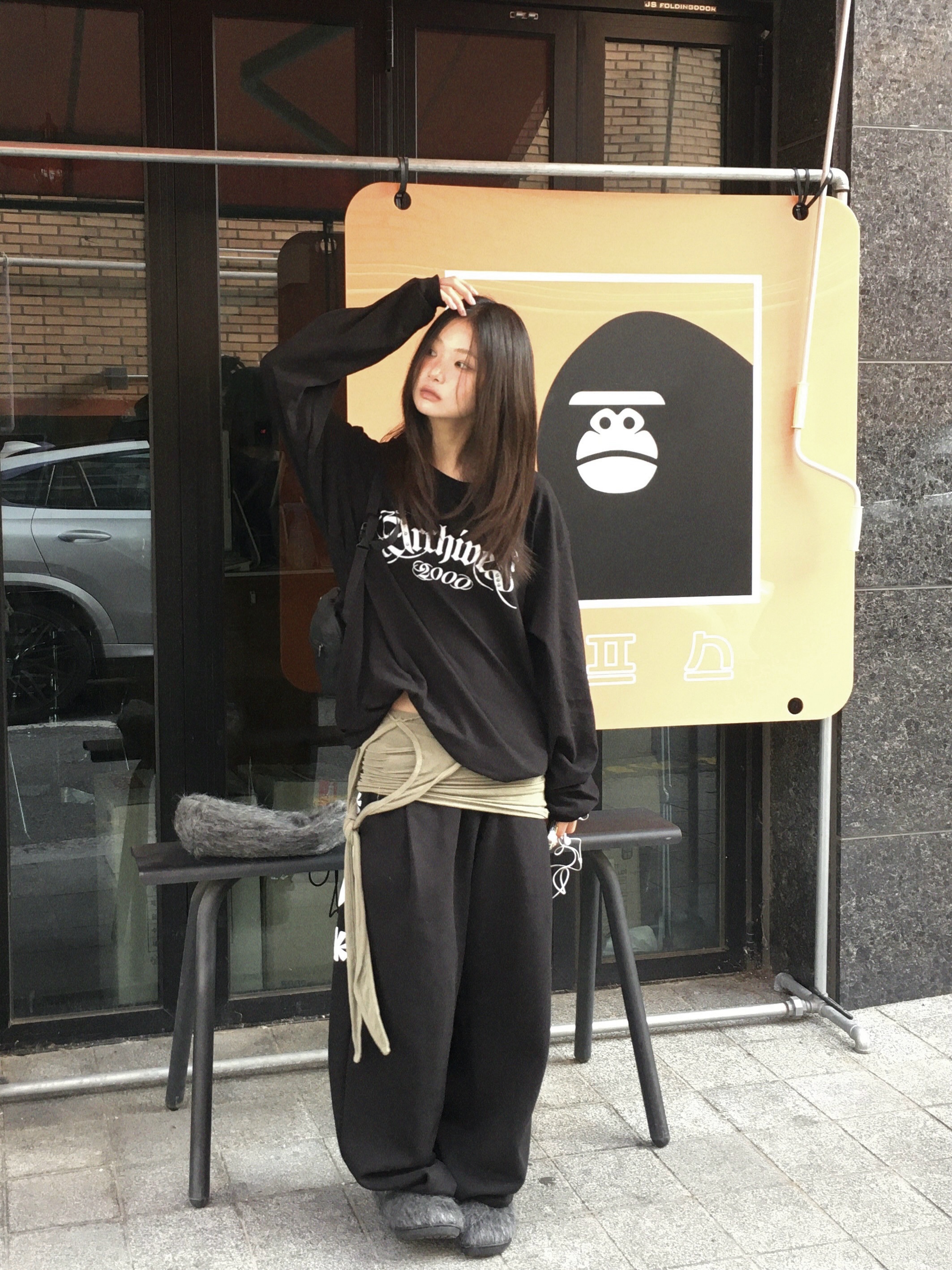 AMOU Molly One Tuck Sweat Pants Black 착용 스타일 - 4