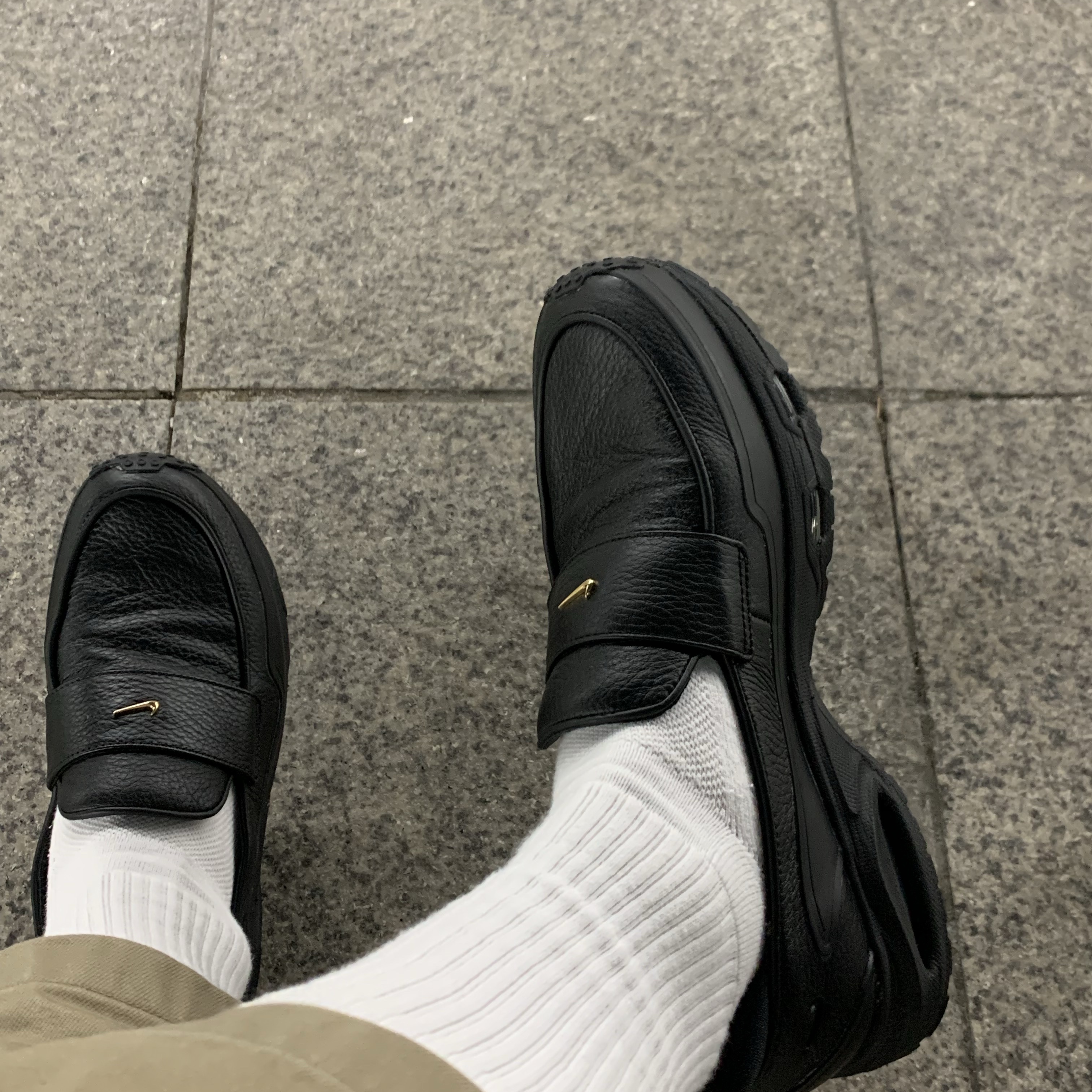(W) Nike Air Max Phenomena Black Smoke Grey 착용 스타일
