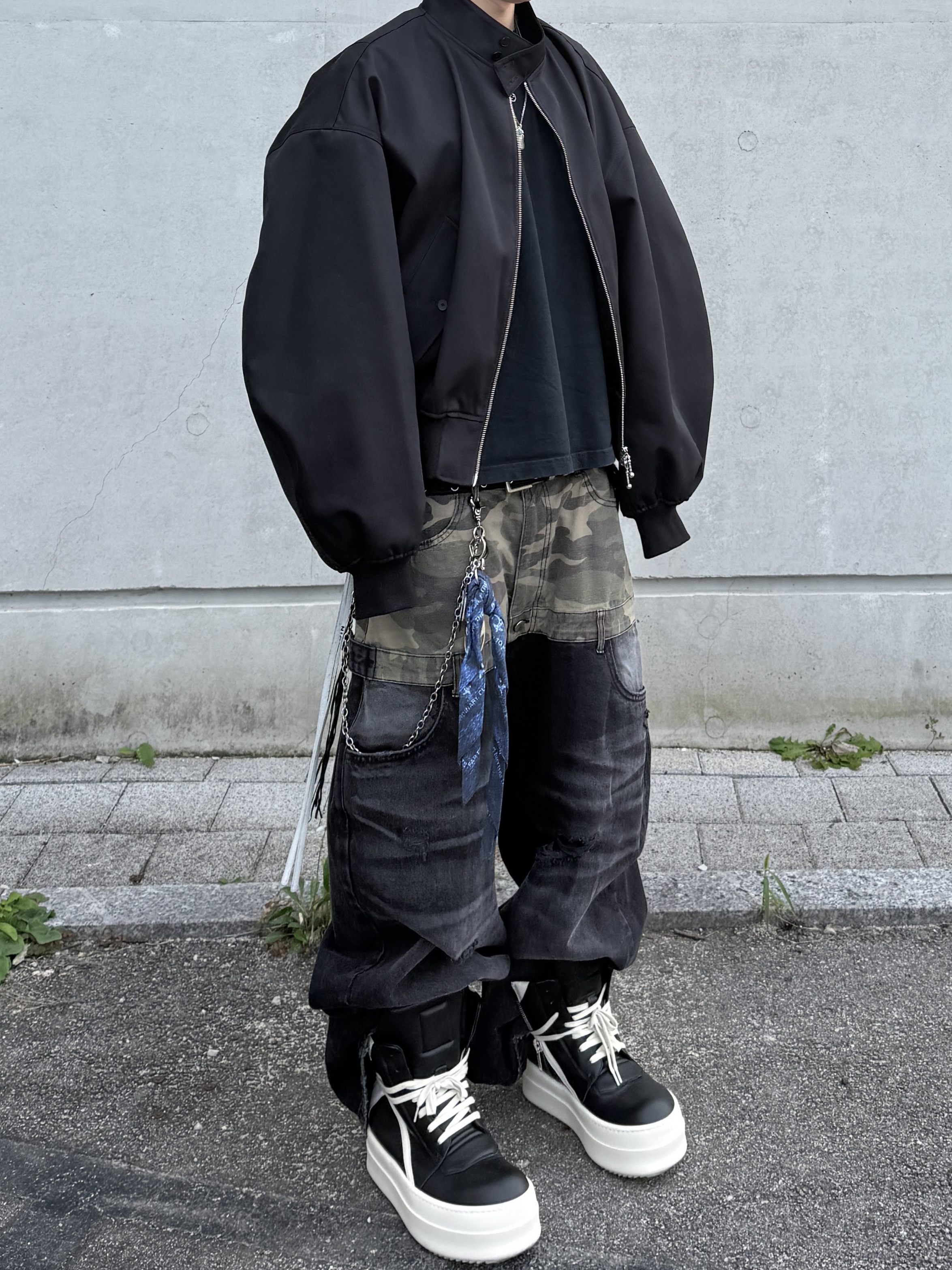 Rick Owens Hollywood Mega Bumper Geobasket in Full Grain Calf Leather Black Milk 착용 스타일 - 3