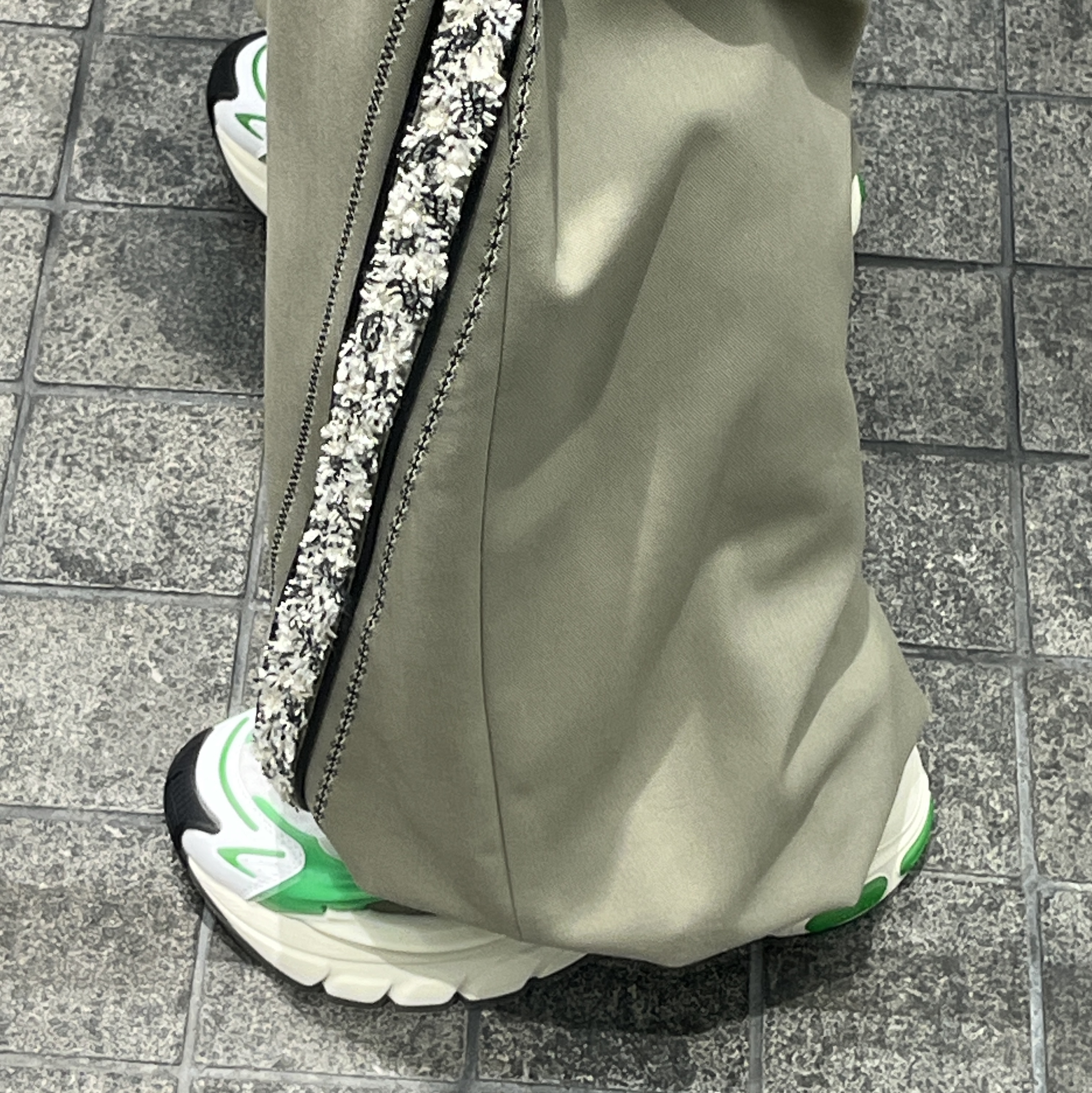 Adidas x Pharrell Williams Adistar Jellyfish Focus Olive Core Black 착용 스타일 - 2