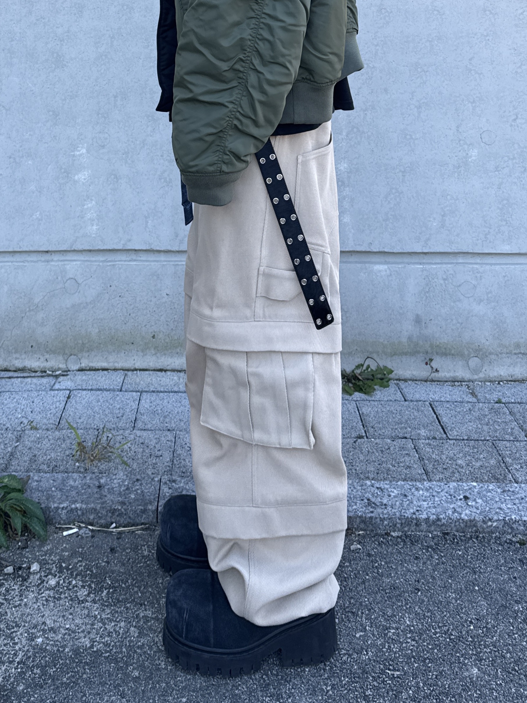 Kamien Titan Baggy Pants Beige, Kamien x MJD Double Hole Belt Black Shearling Calfskin 착용 스타일 - 5