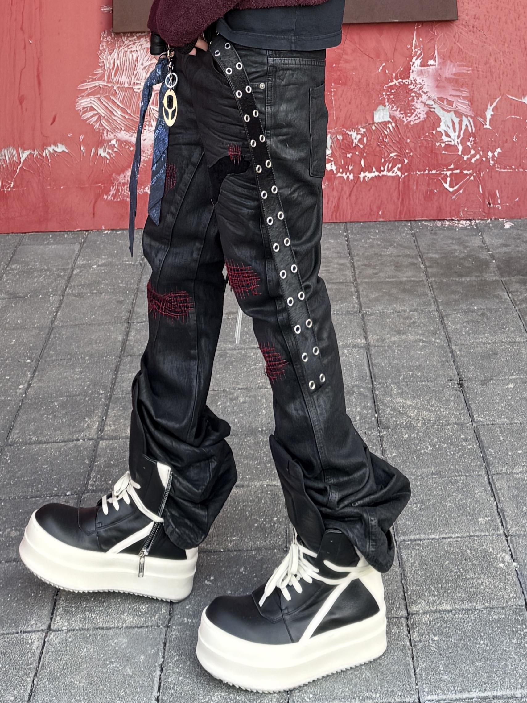 Rick Owens Hollywood Mega Bumper Geobasket in Full Grain Calf Leather Black Milk, Undermycar x Emostanceclub Emoun Destroyed Cowhide Suede Red Stitch Denim Toreador - 23FW 착용 스타일 - 3