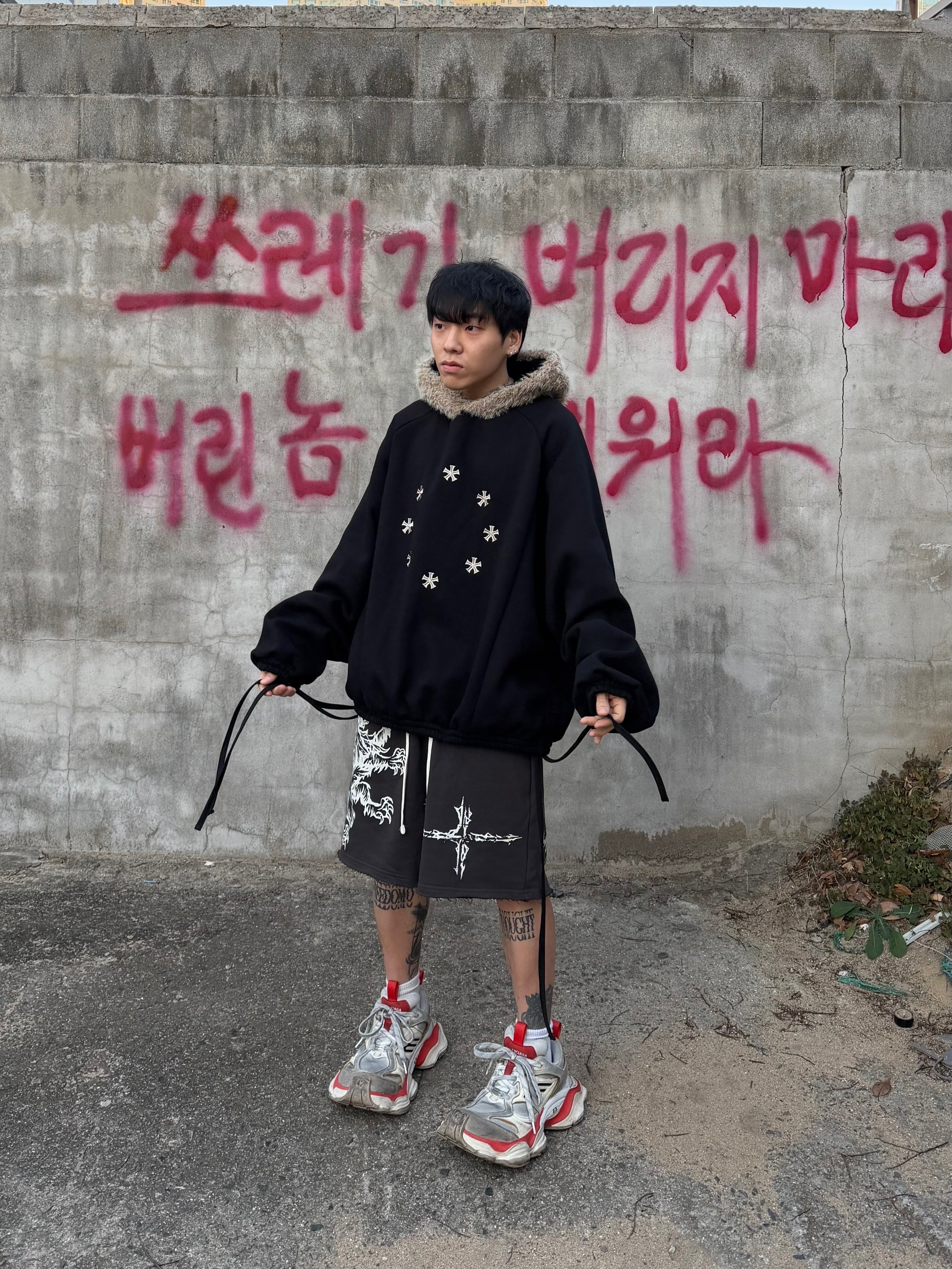 Balenciaga Cargo Sneakers Beige Grey Red 착용 스타일 - 6