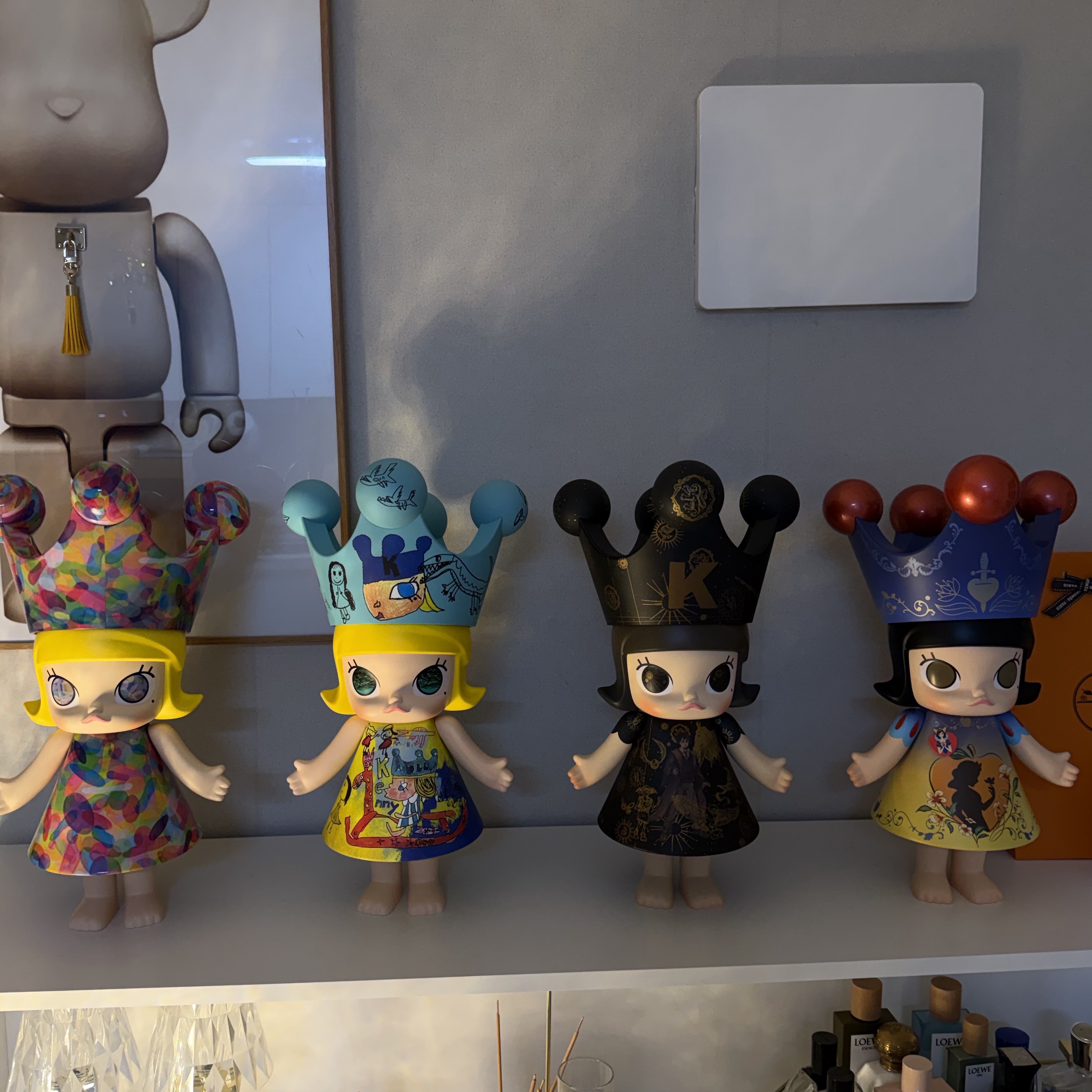 Pop Mart Mega Royal Molly Snow White 400% 착용 스타일