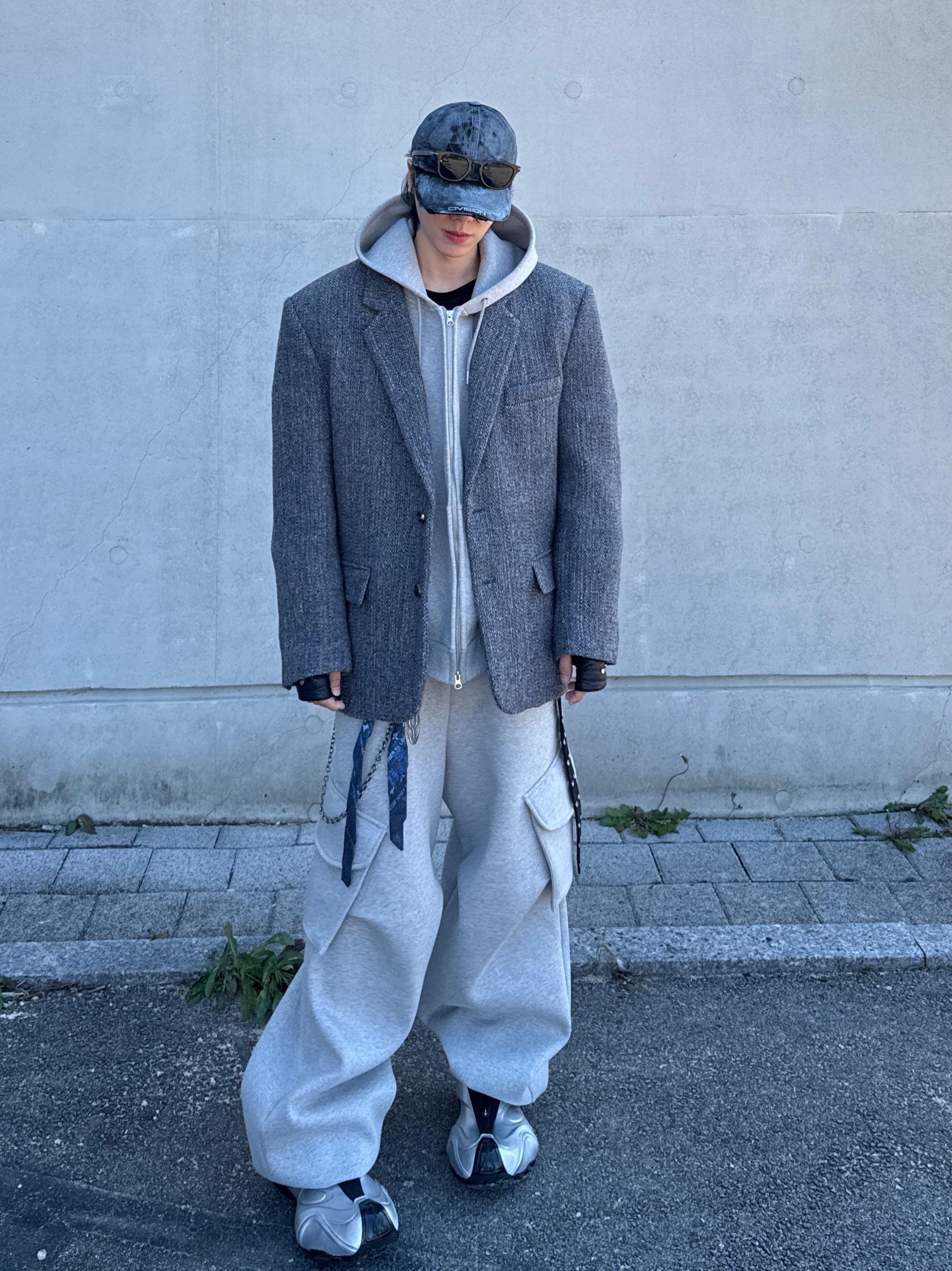 MJD X KOIN SEOUL Wide Cargo Sweat Pants, Balenciaga Basketball Sneakers Silver Black 착용 스타일 - 1