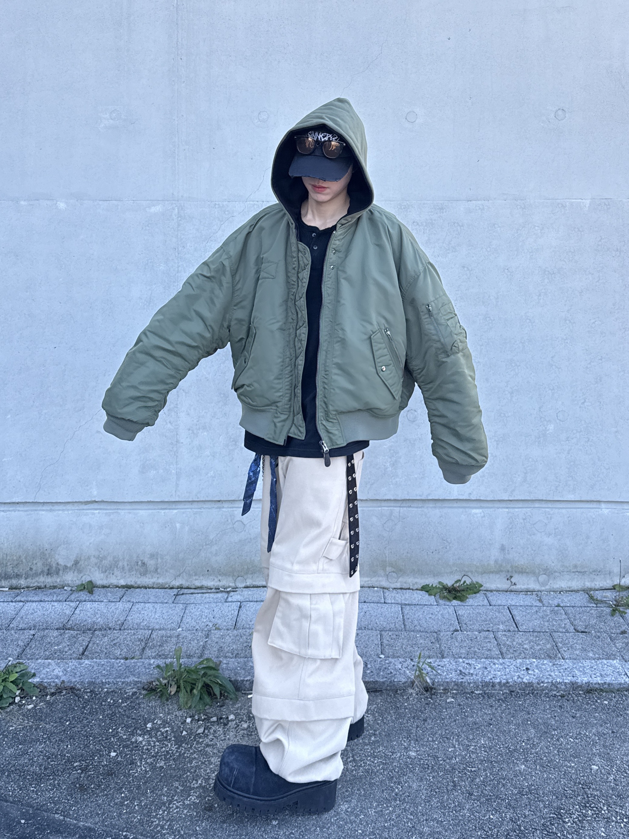 Kamien Titan Baggy Pants Beige, Kamien x MJD Double Hole Belt Black Shearling Calfskin 착용 스타일 - 3