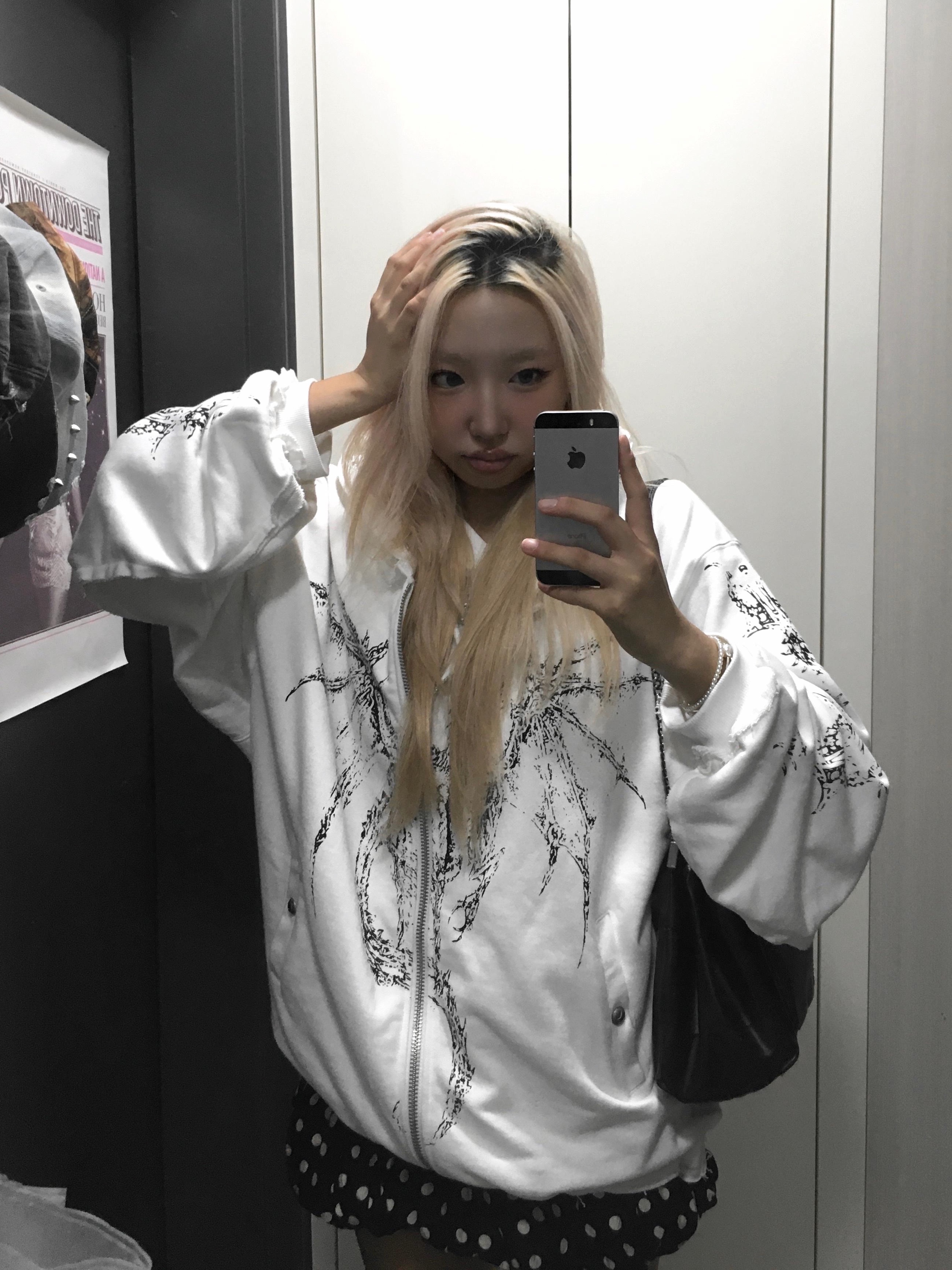 Thug Club Dragon Stud Zip-Up Hoodie White 착용 스타일 - 3
