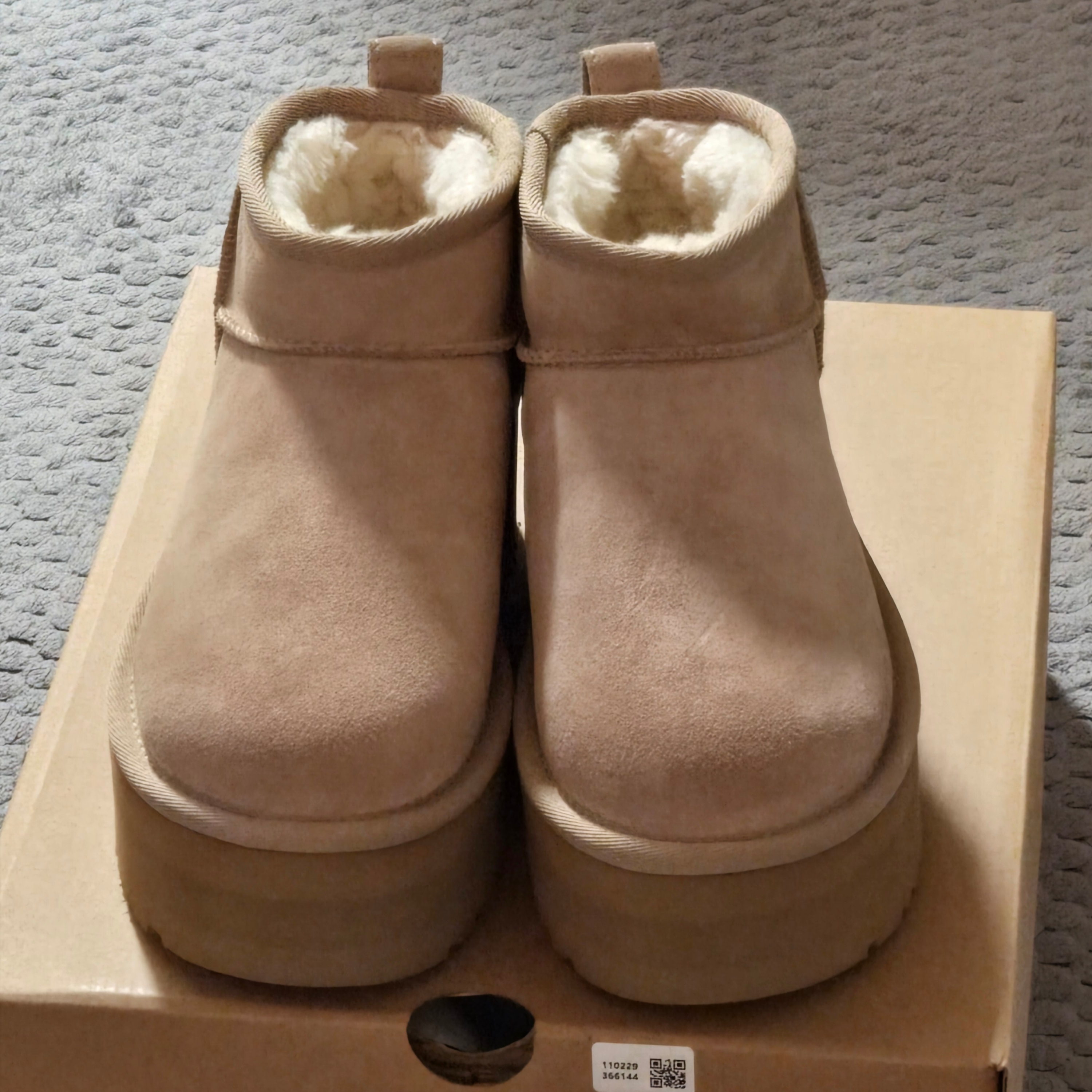 (W) UGG Classic Ultra Mini Platform Sand 착용 스타일 - 1