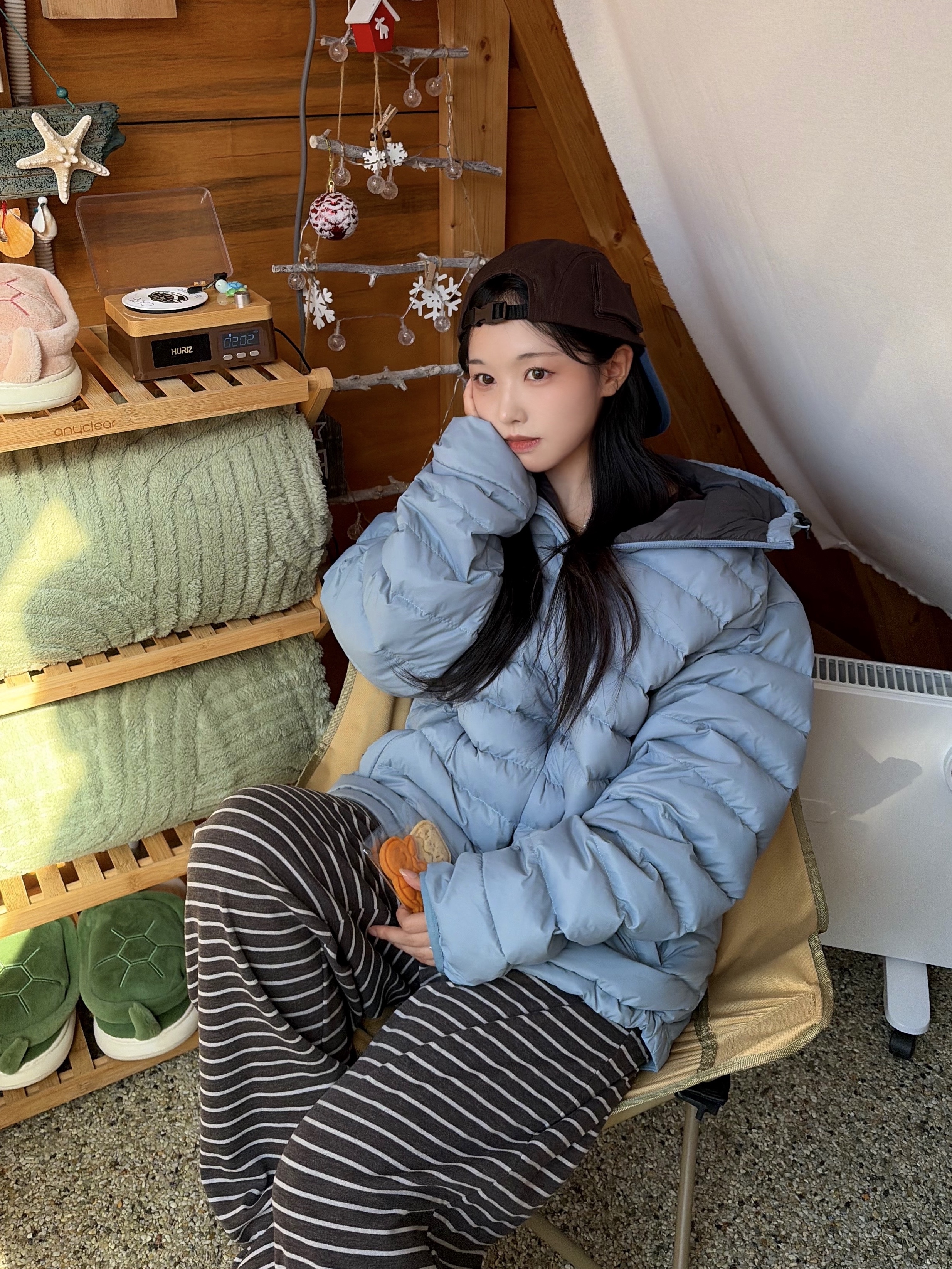 QT8 GARMENTS Duck Down Lightweight Jacket Sky Blue 착용 스타일
