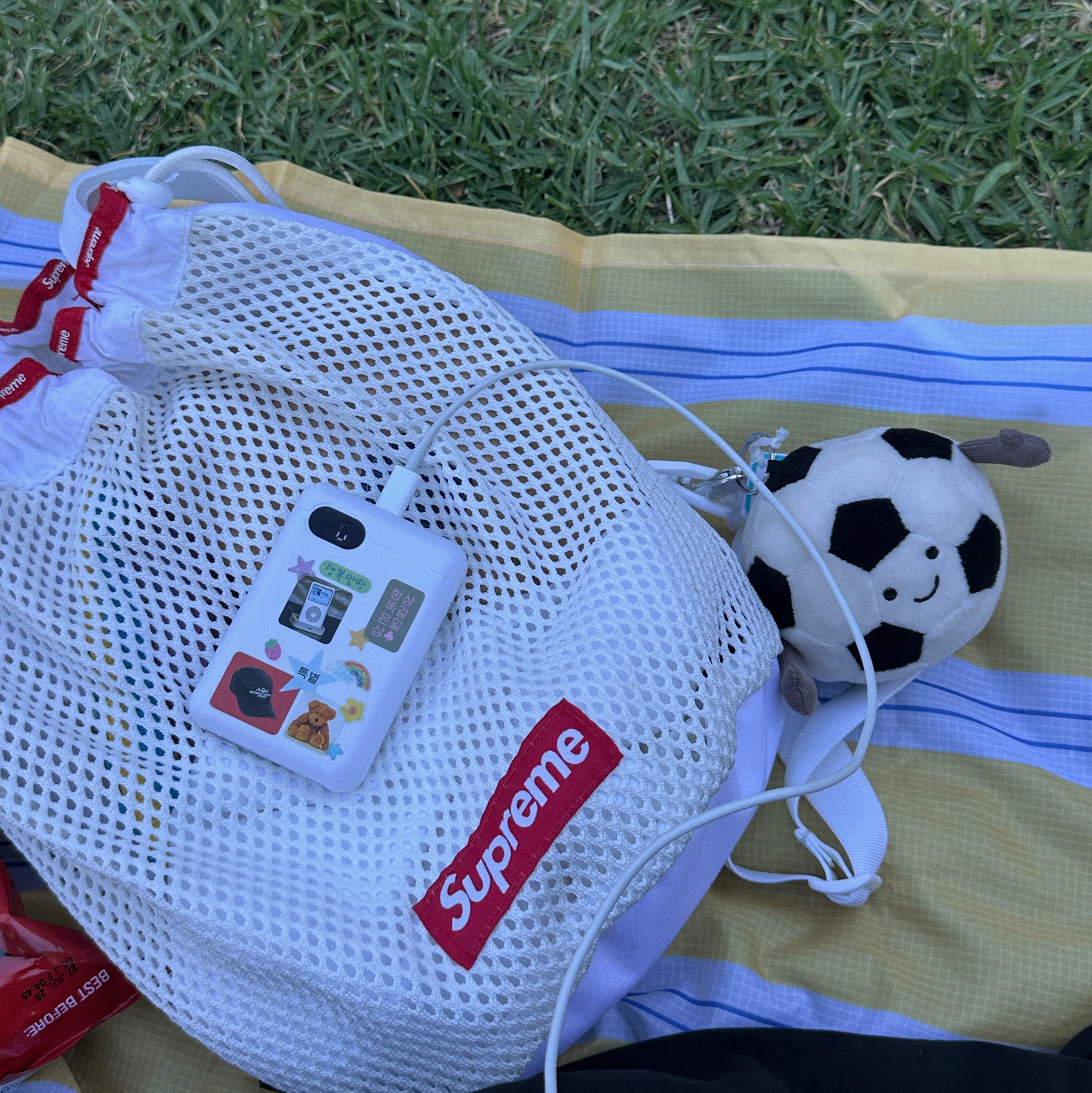 Supreme Mesh Small Backpack White - 23SS, Jellycat Amuseable Sports Football Bag Charm 착용 스타일 - 3