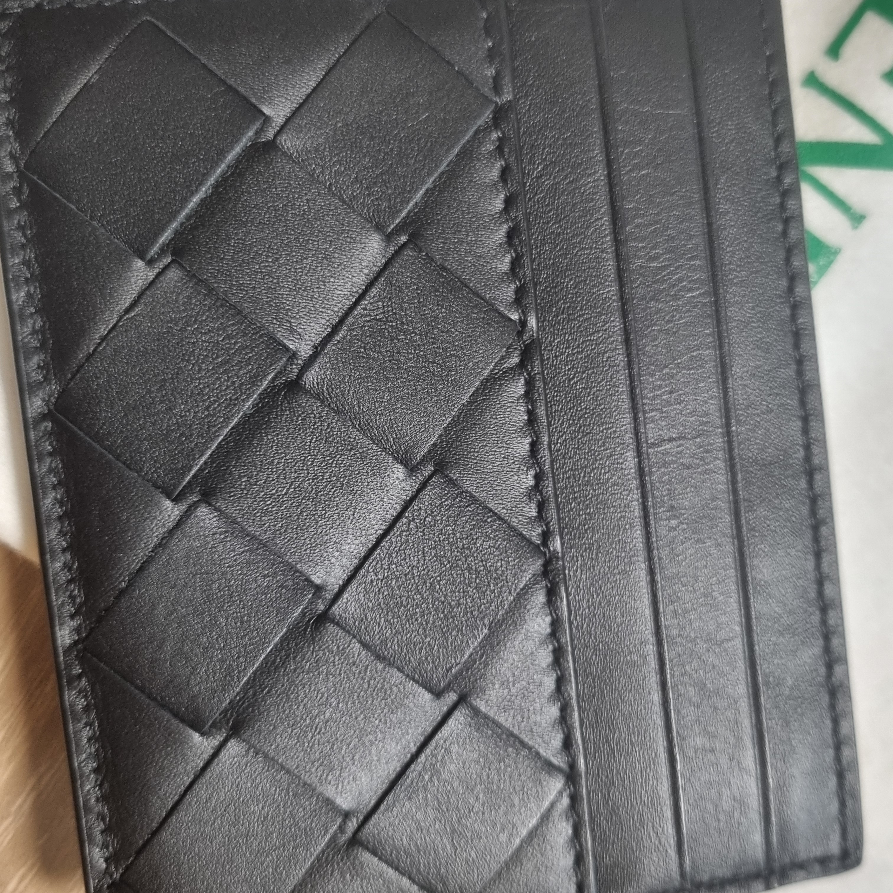 Bottega Veneta Card Case Black 착용 스타일 - 2