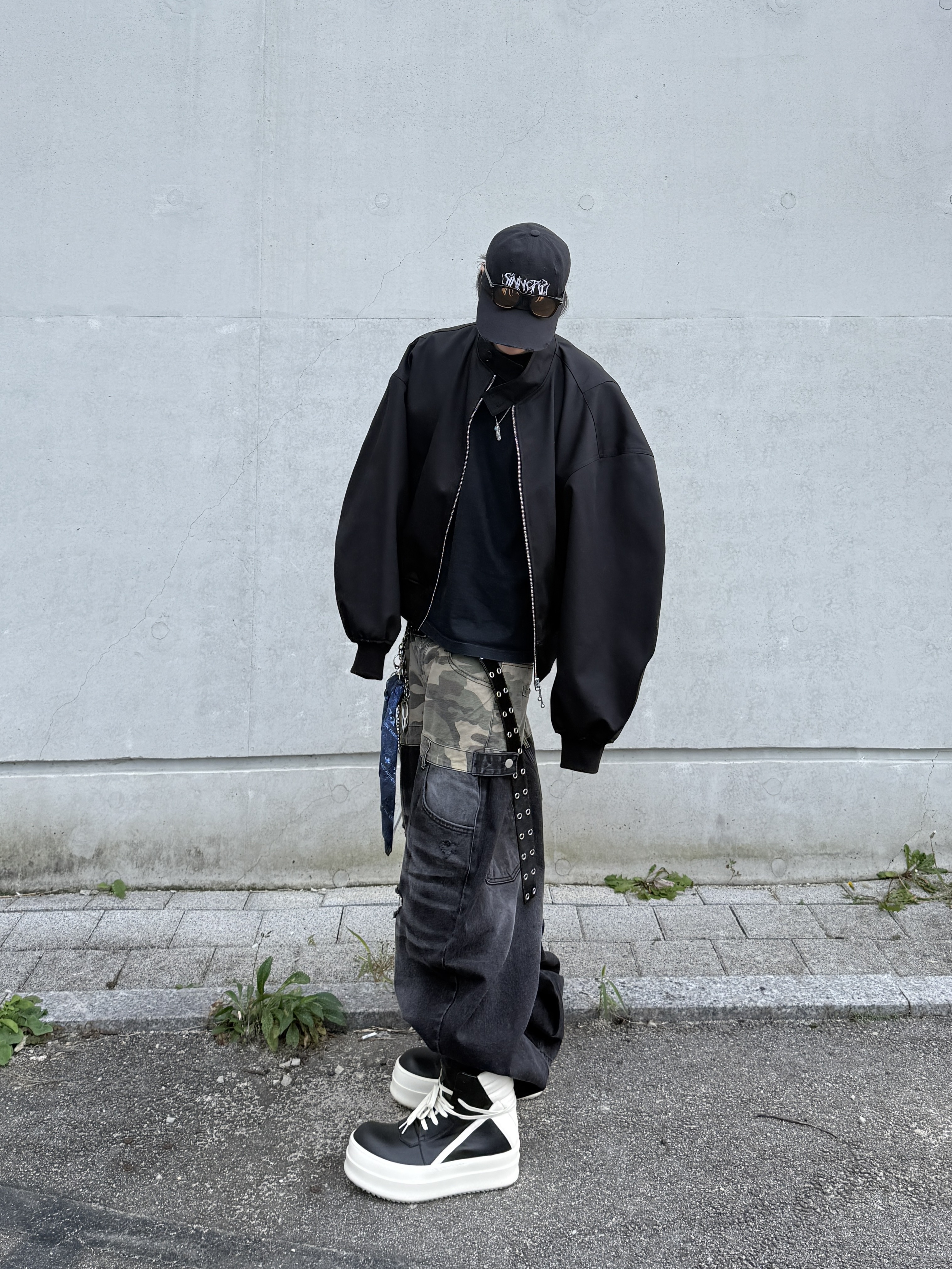 Rick Owens Hollywood Mega Bumper Geobasket in Full Grain Calf Leather Black Milk 착용 스타일 - 5
