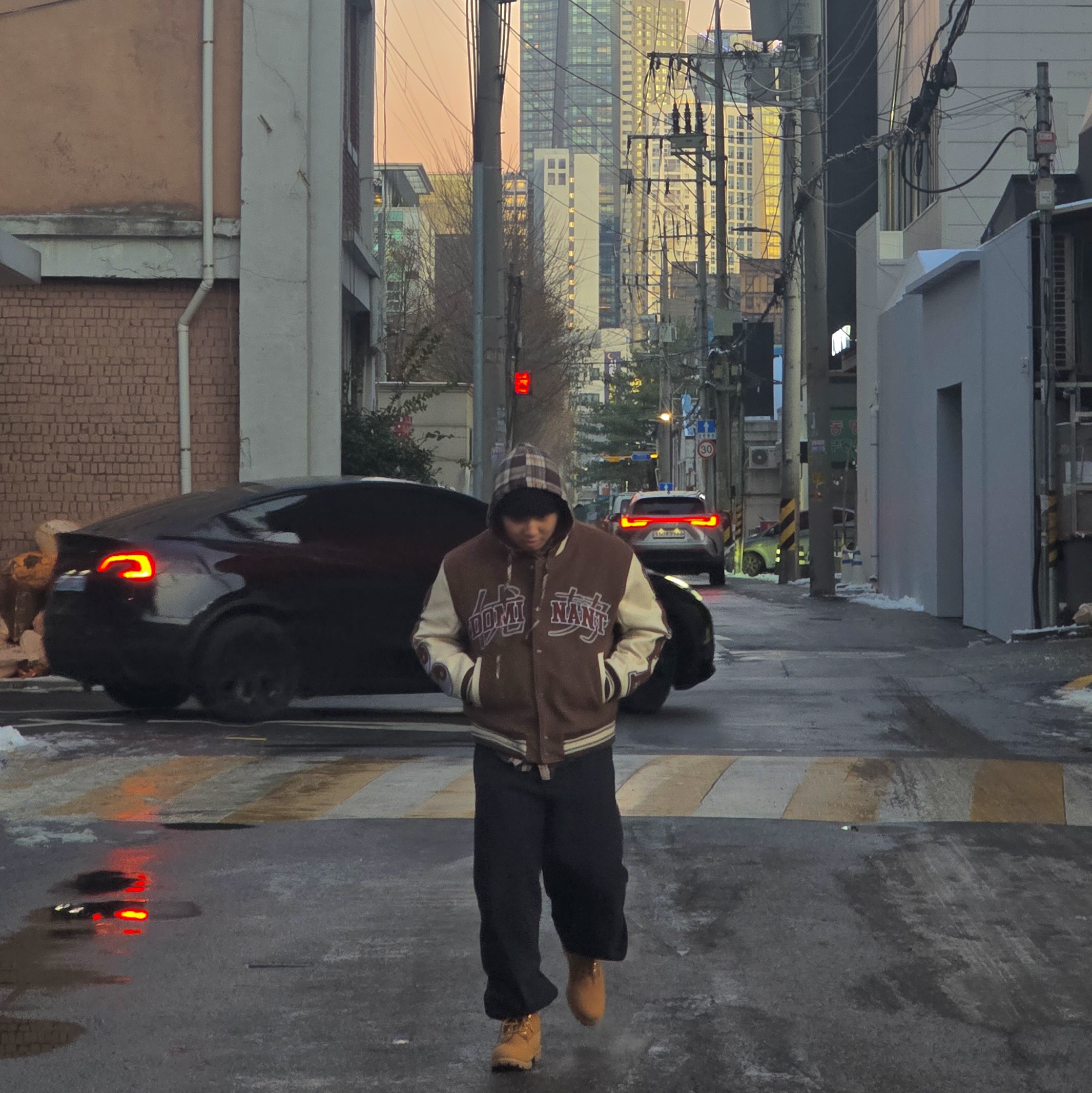 Oakley Session Beanie Blackout, Dominant Dragon Varsity Jacket 착용 스타일