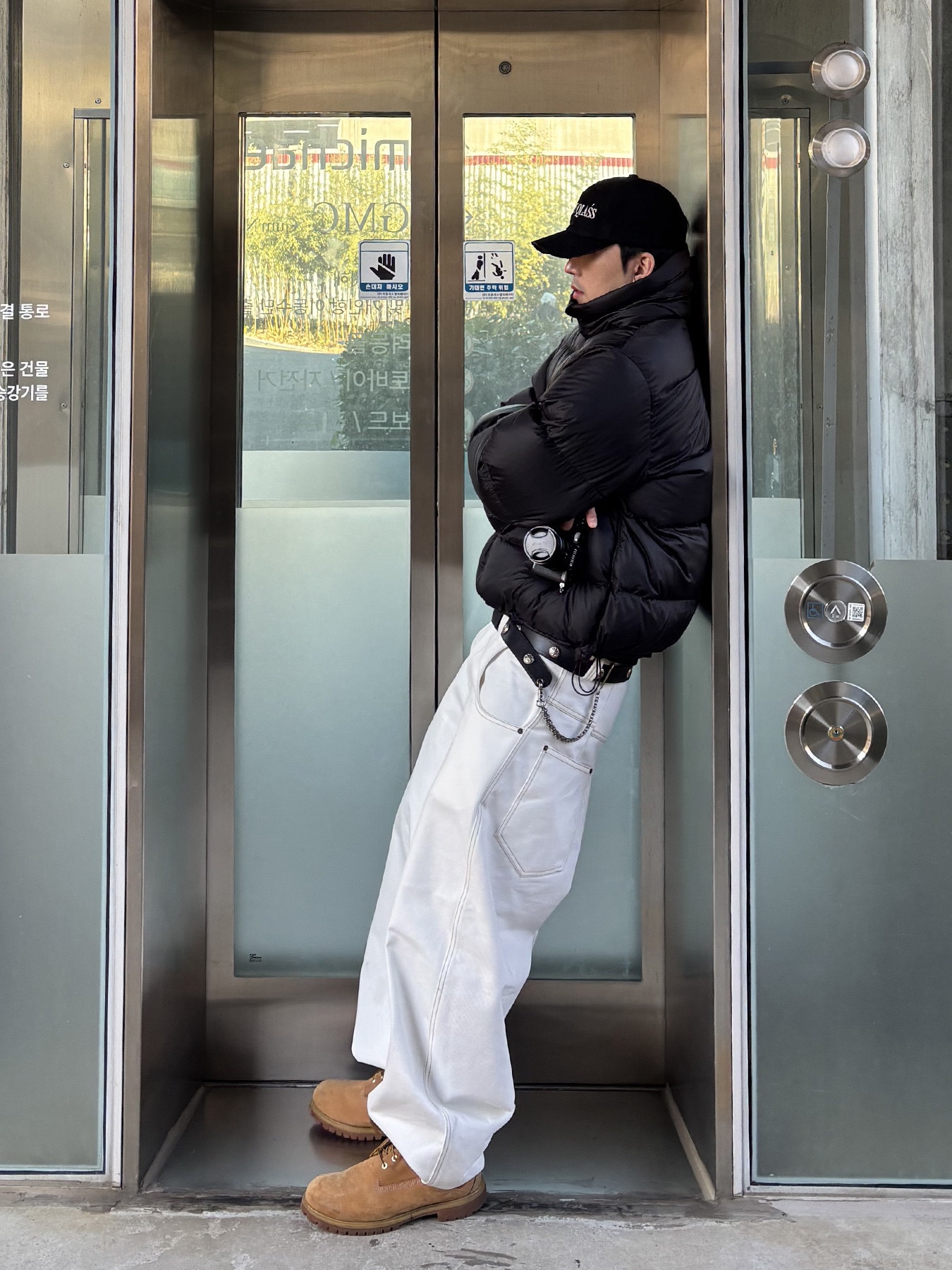 QT8 GARMENTS Duck Down Heavyweight Hoodie Jacket Black 착용 스타일 - 3