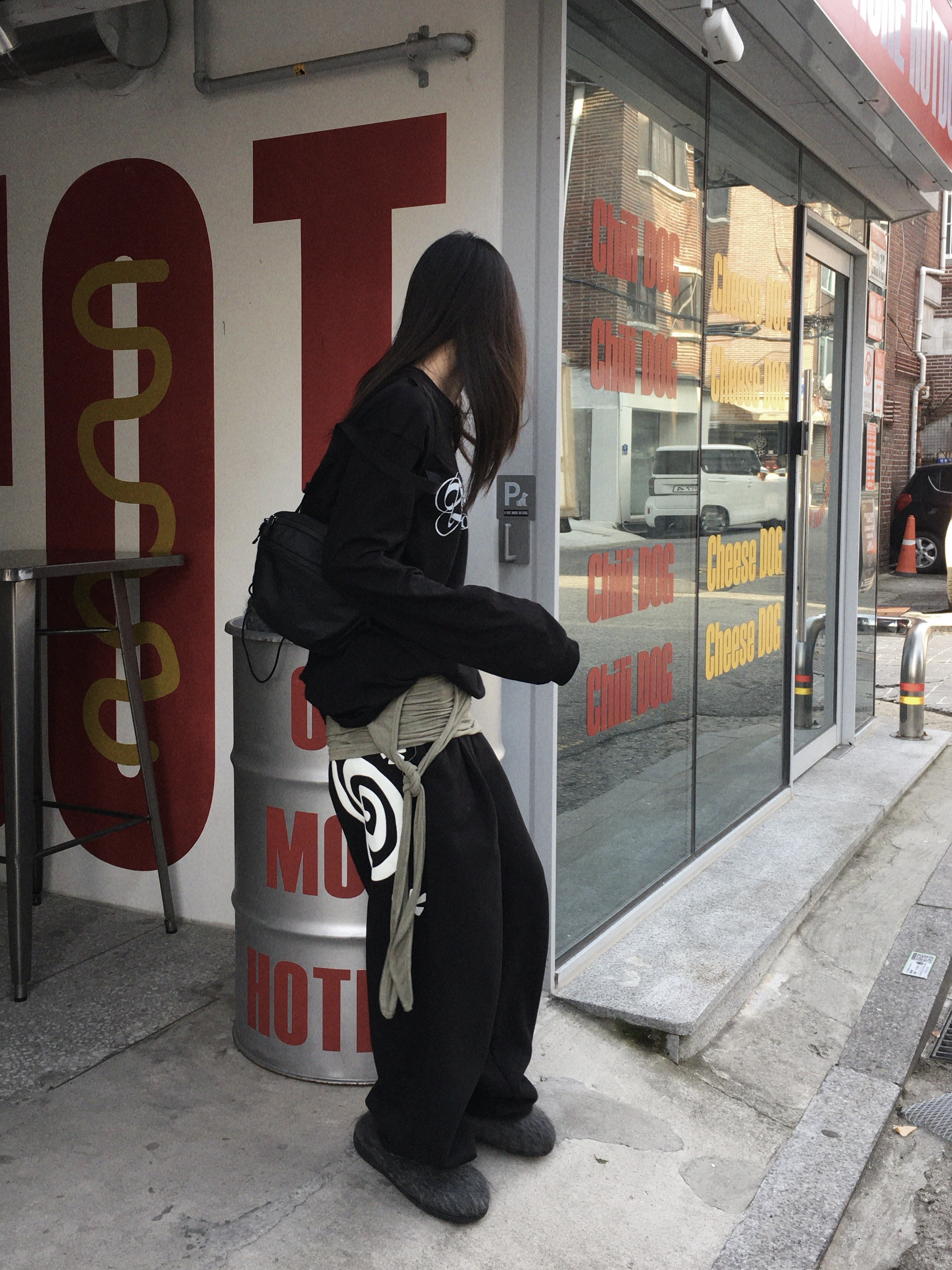 AMOU Molly One Tuck Sweat Pants Black 착용 스타일 - 1