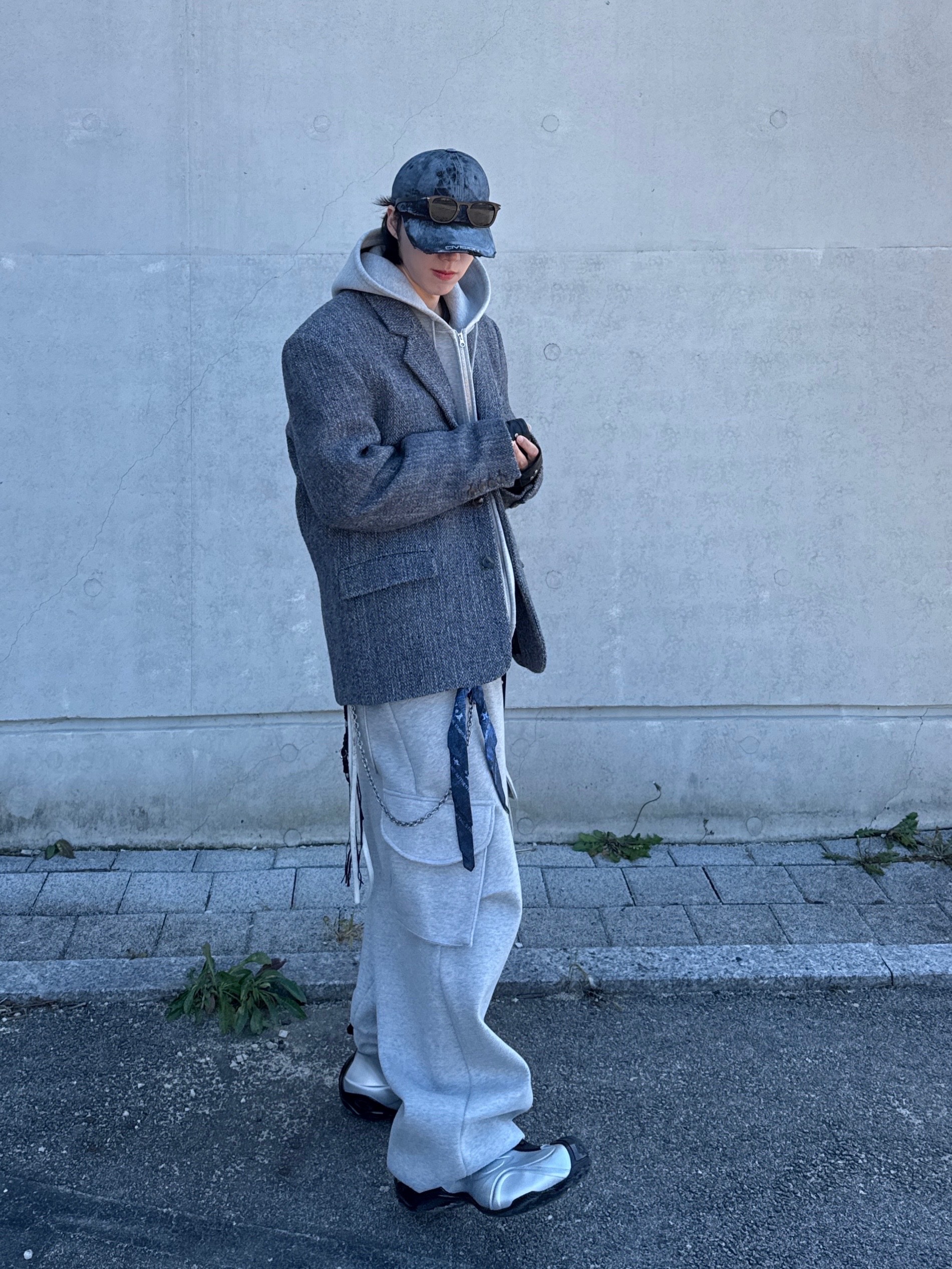 MJD X KOIN SEOUL Wide Cargo Sweat Pants, Balenciaga Basketball Sneakers Silver Black 착용 스타일 - 2