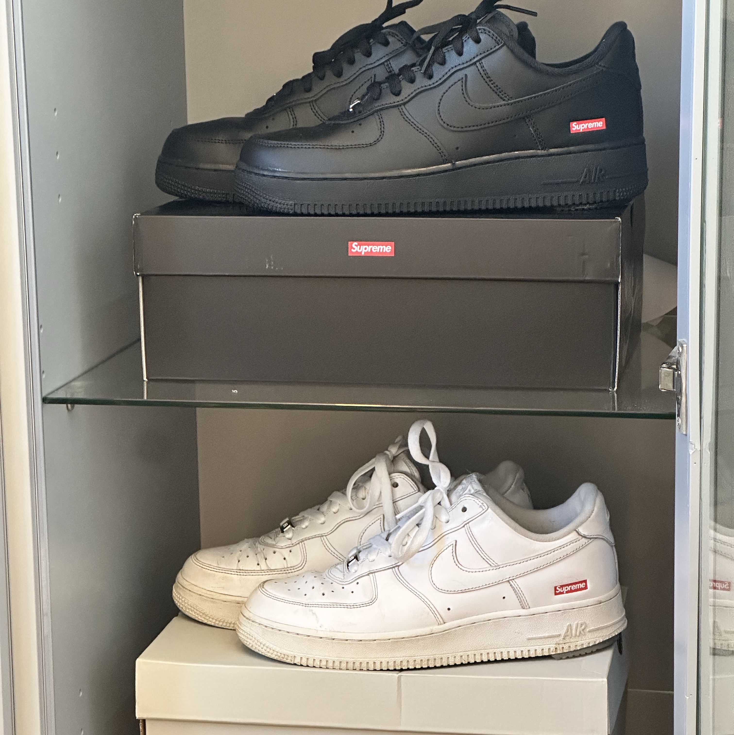 Nike x Supreme Air Force 1 Low Black, Nike x Supreme Air Force 1 Low White 착용 스타일 - 5