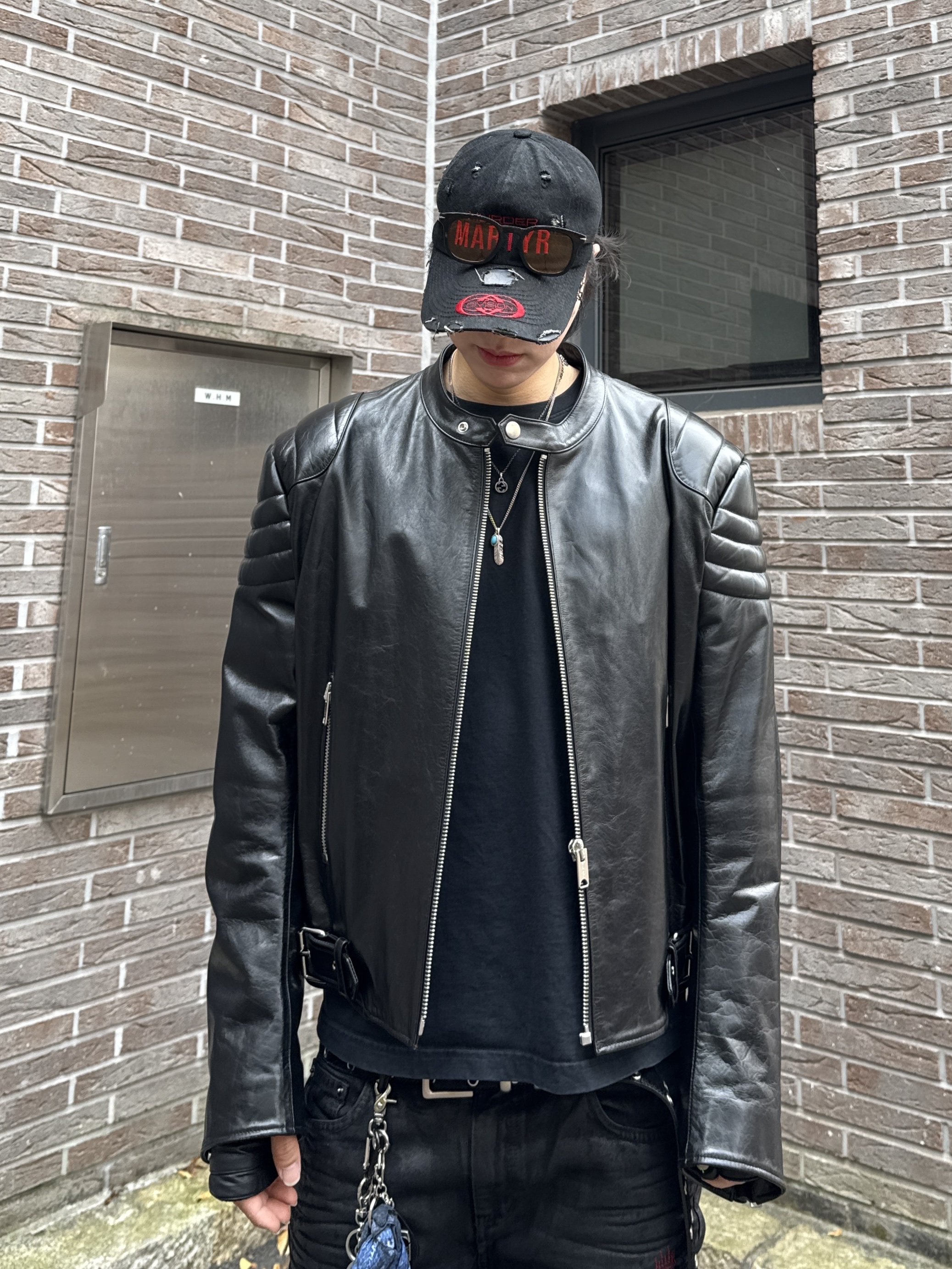 Undermycar x Emostanceclub Emoun Destroyed Cowhide Suede Red Stitch Denim Toreador - 23FW, Balenciaga Stomper Bootie Black 착용 스타일 - 5