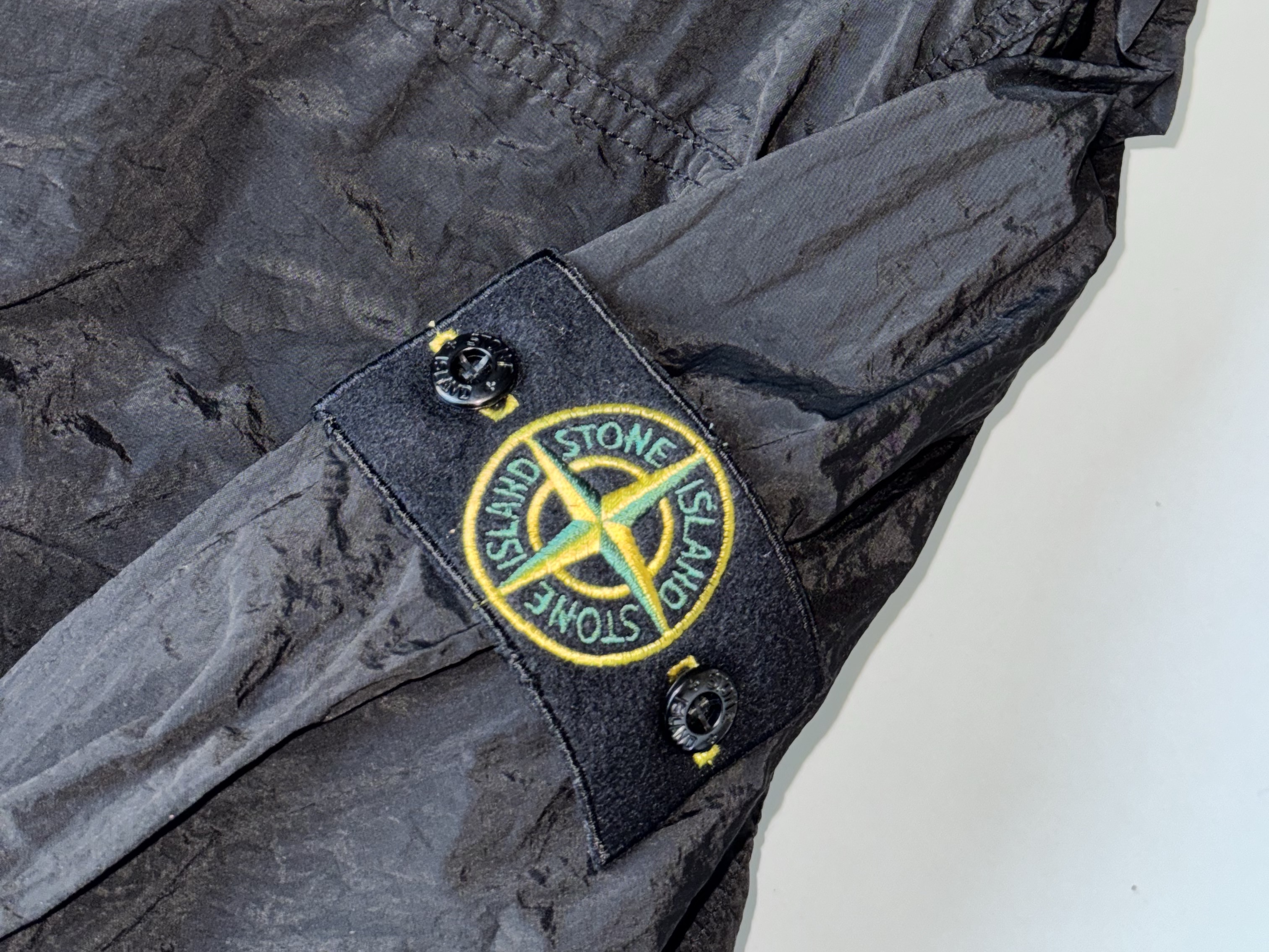 Stone Island 1200005 Nylon Metal in Econyl Overshirt with Pocket and Two-Way Zipper Black - 25SS, Stone Island 1200005 Nylon Metal in Econyl Overshirt with Pocket and Two-Way Zipper Pearl Grey - 25SS 착용 스타일 - 3