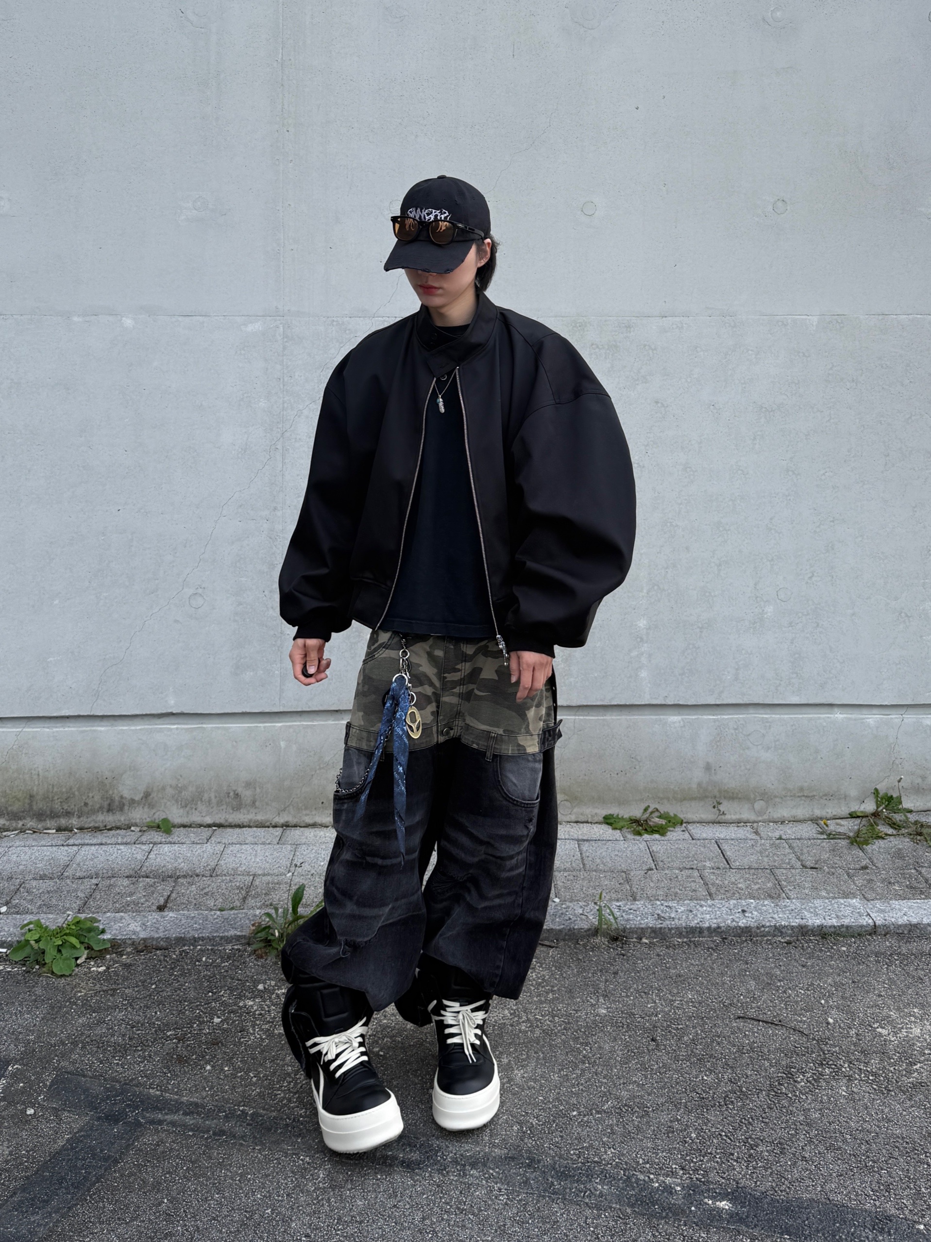 Rick Owens Hollywood Mega Bumper Geobasket in Full Grain Calf Leather Black Milk 착용 스타일 - 7