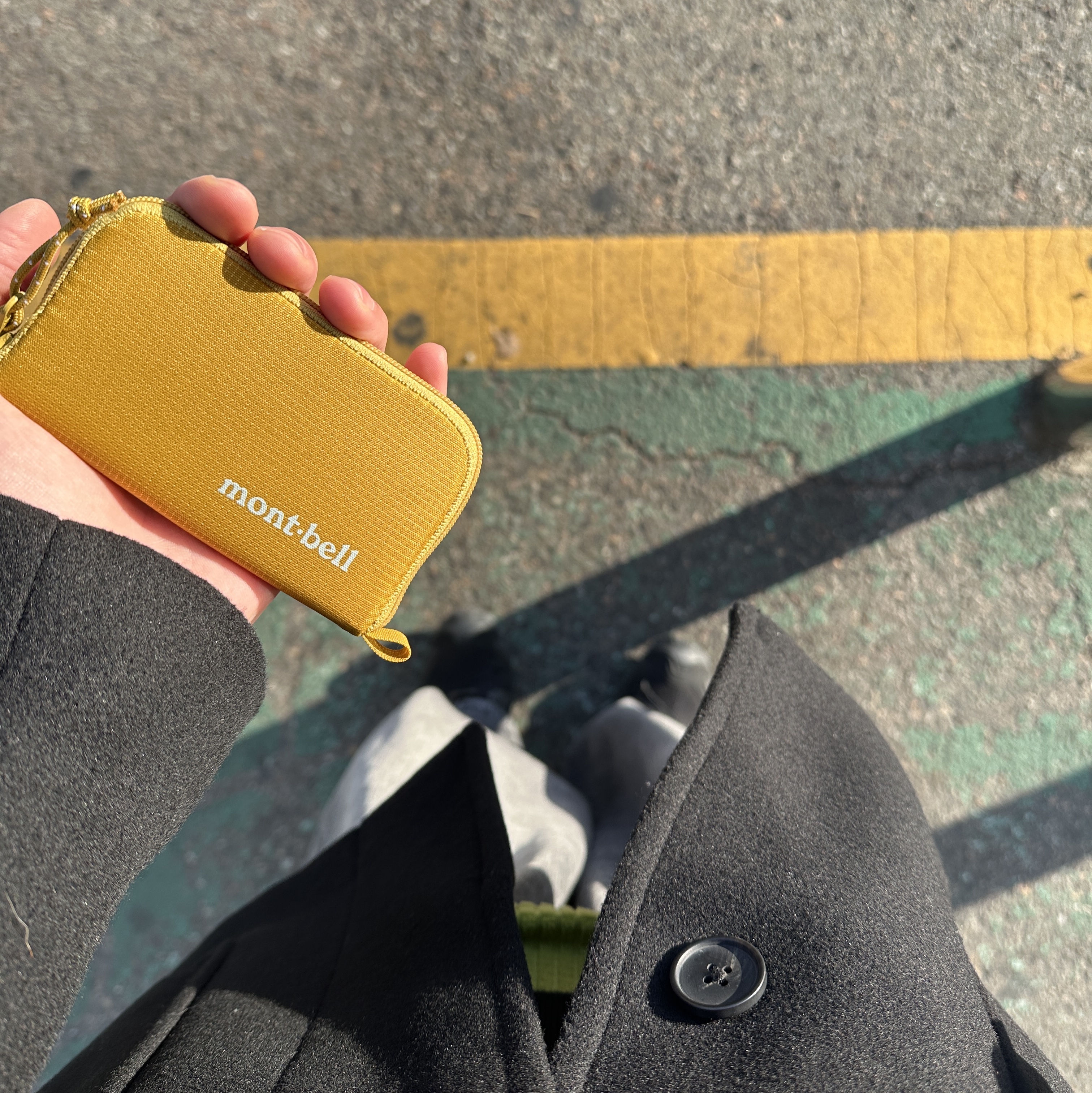 Montbell Mini Zip Wallet Yellow 착용 스타일 - 2