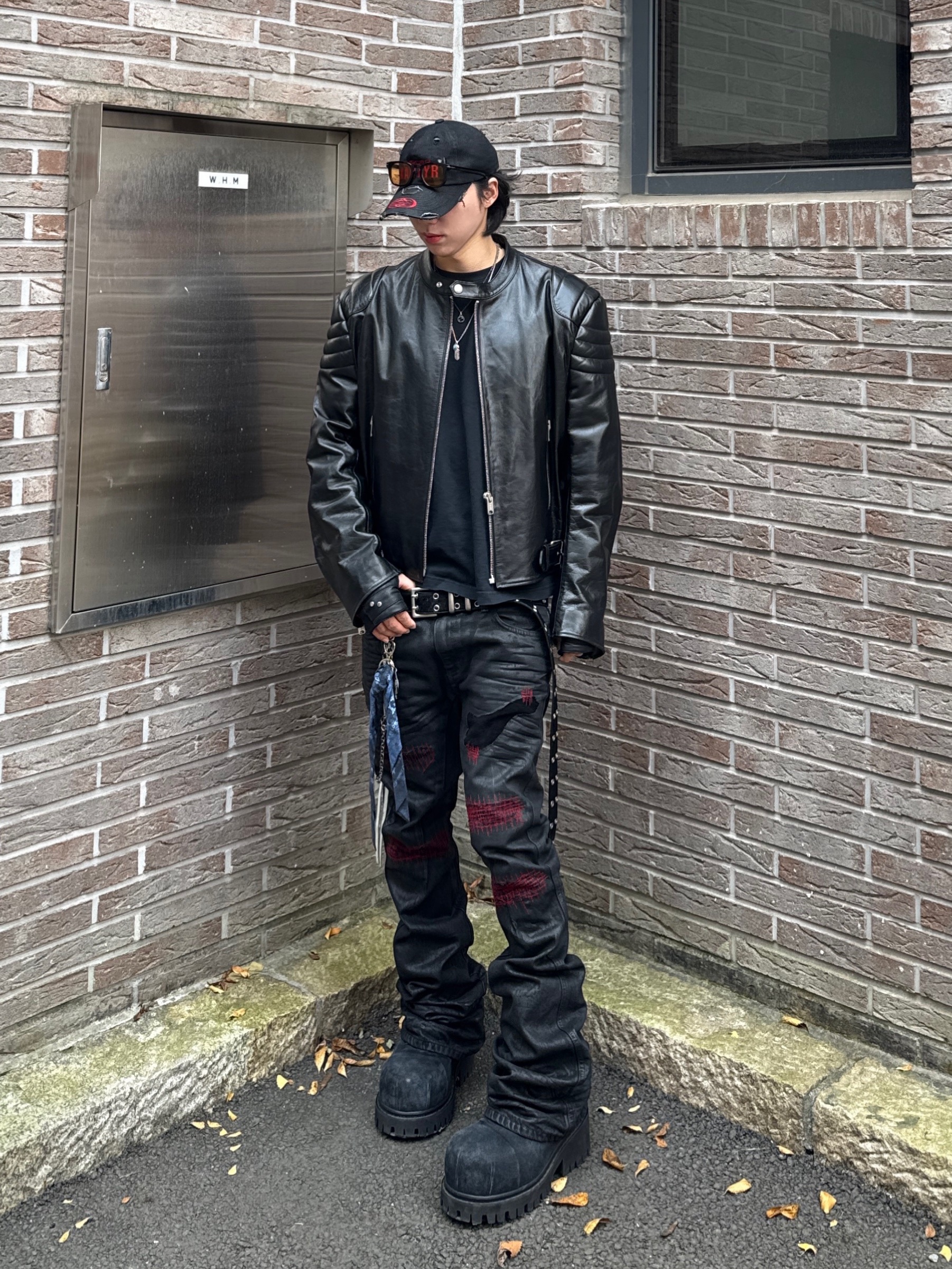 Undermycar x Emostanceclub Emoun Destroyed Cowhide Suede Red Stitch Denim Toreador - 23FW, Balenciaga Stomper Bootie Black 착용 스타일 - 3